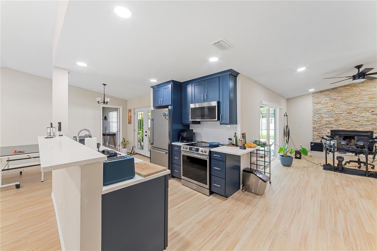 1003 RED OAK CIR — photo 5