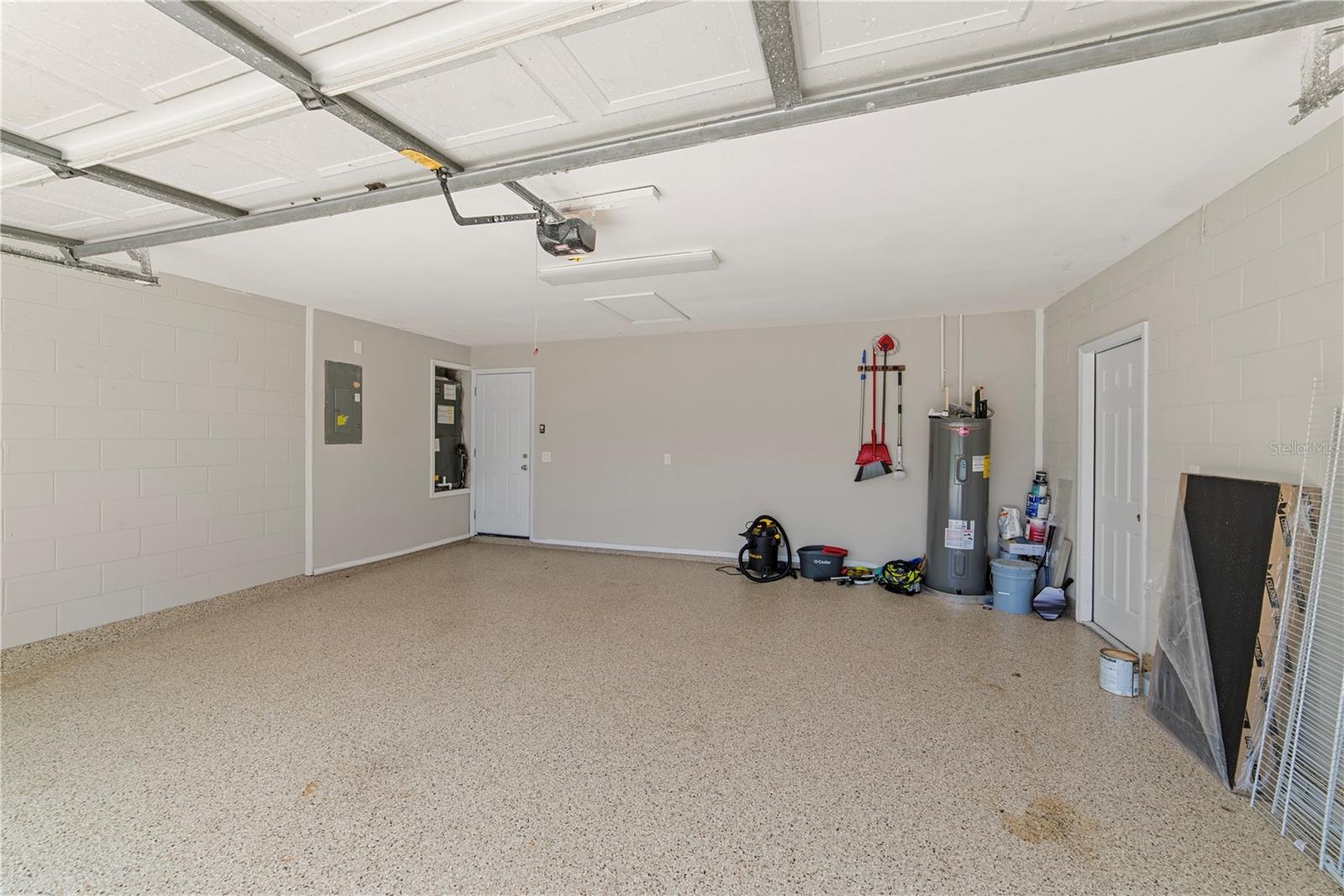 1003 RED OAK CIR — photo 32