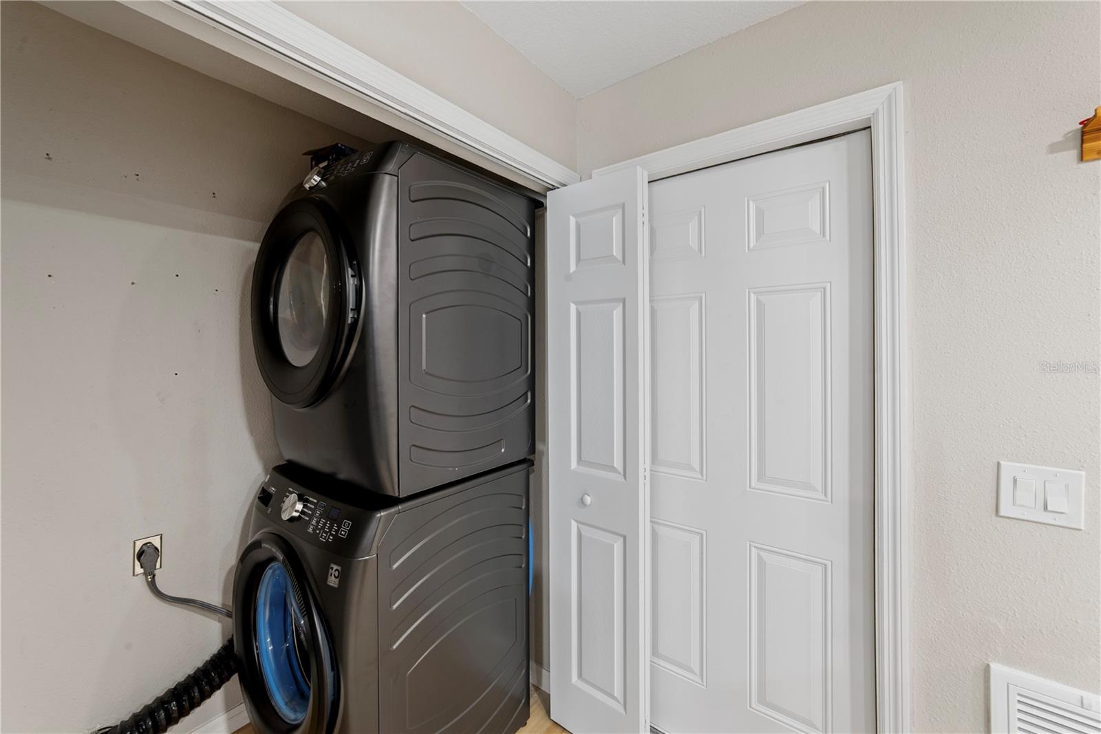 1003 RED OAK CIR — photo 31