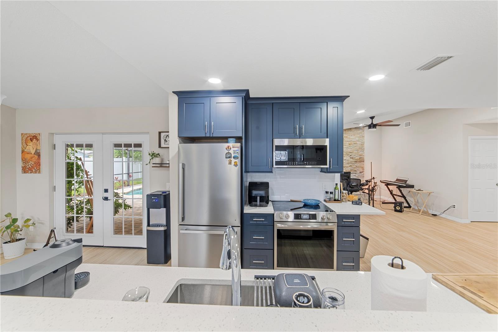 1003 RED OAK CIR — photo 10