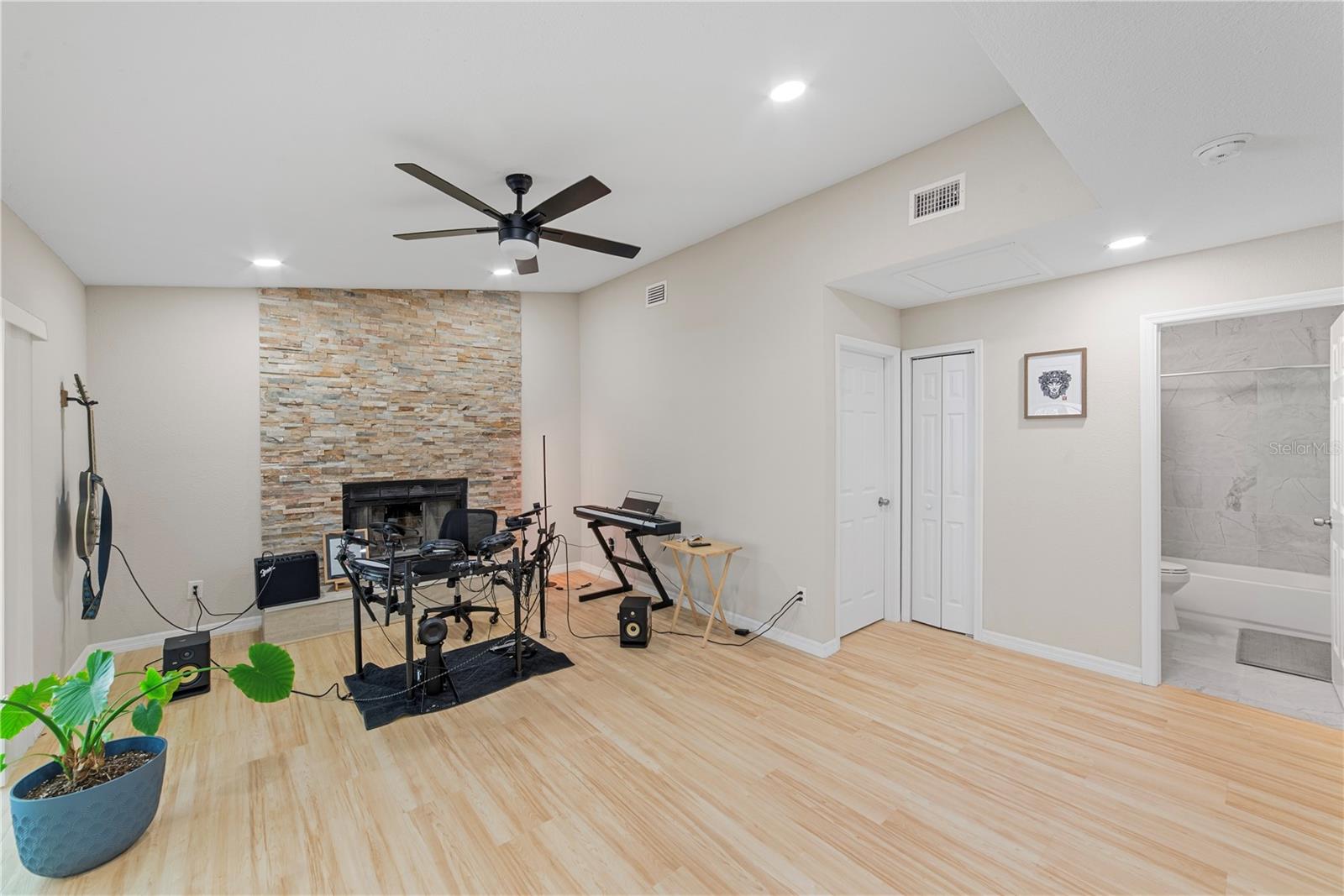 1003 RED OAK CIR — photo 18