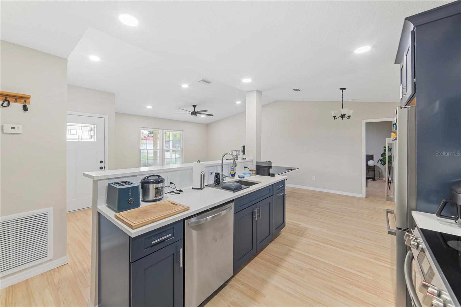 1003 RED OAK CIR — photo 9