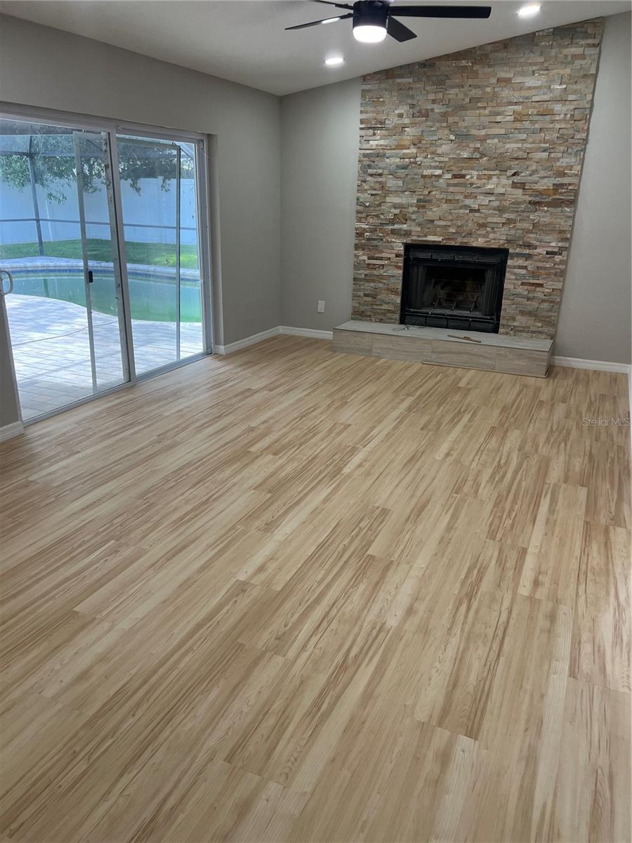 1003 RED OAK CIR — photo 34