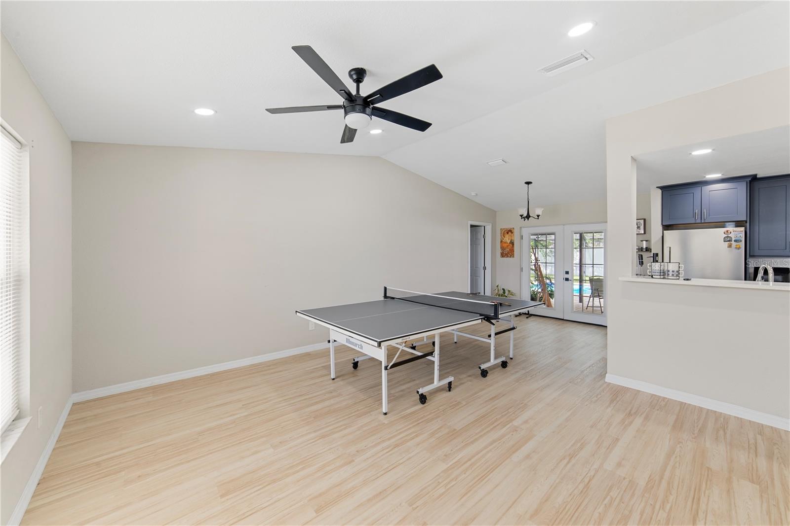 1003 RED OAK CIR — photo 15