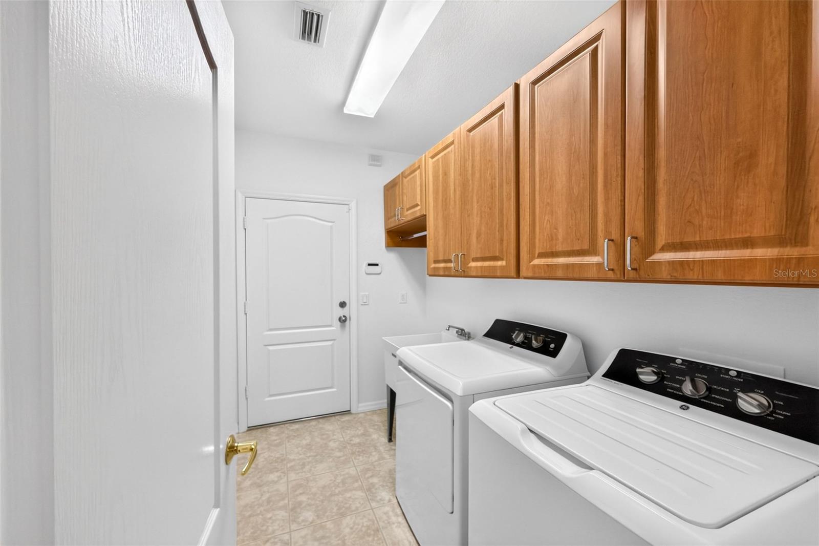 1050 YOSEMITE DR — photo 32