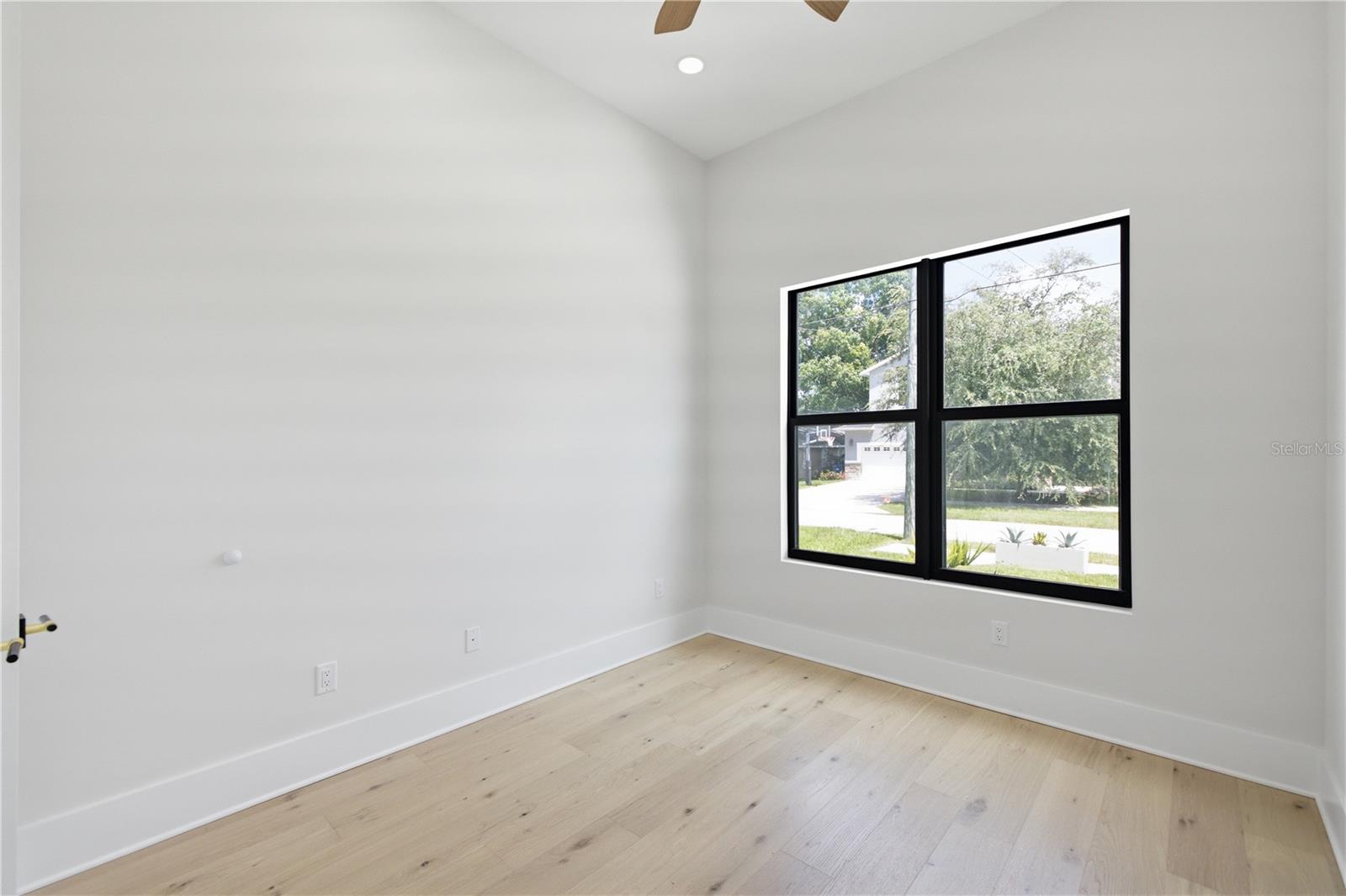 810 W BRADDOCK ST — photo 19