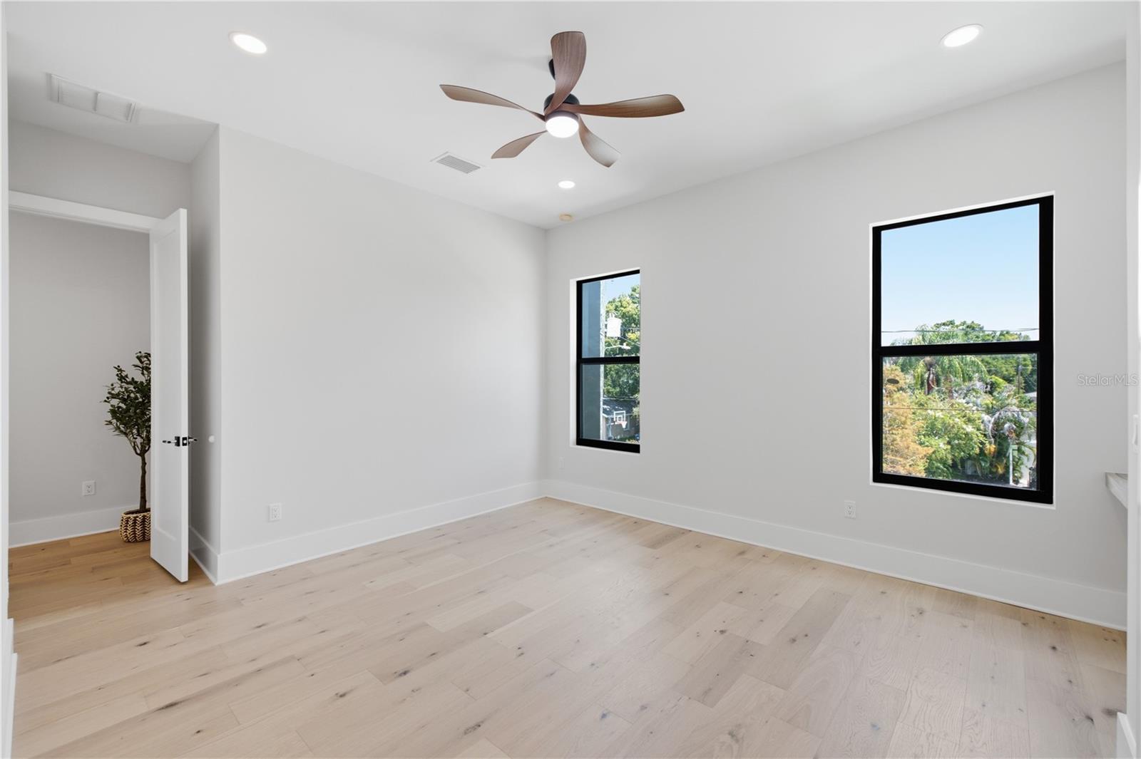 810 W BRADDOCK ST — photo 58
