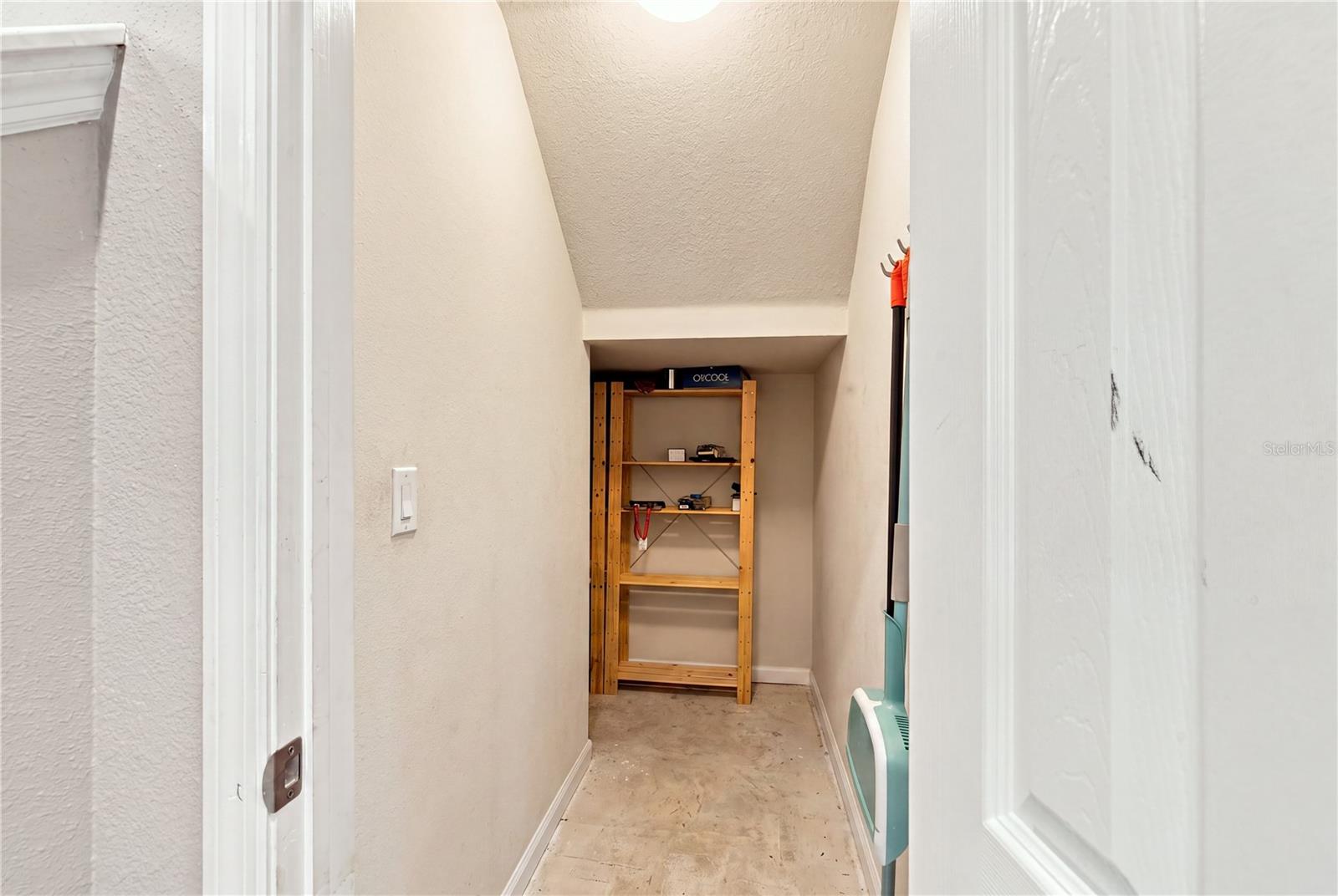 9237 HILLCROFT DR — photo 12