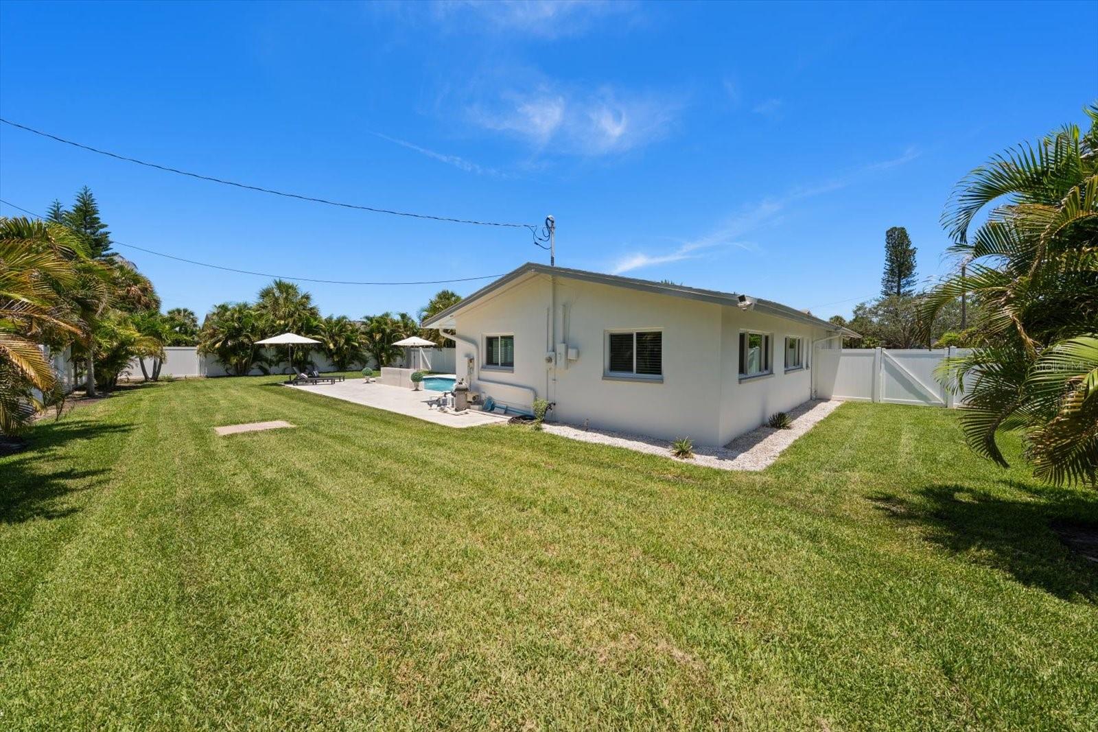 821 JACARANDA DR — photo 34