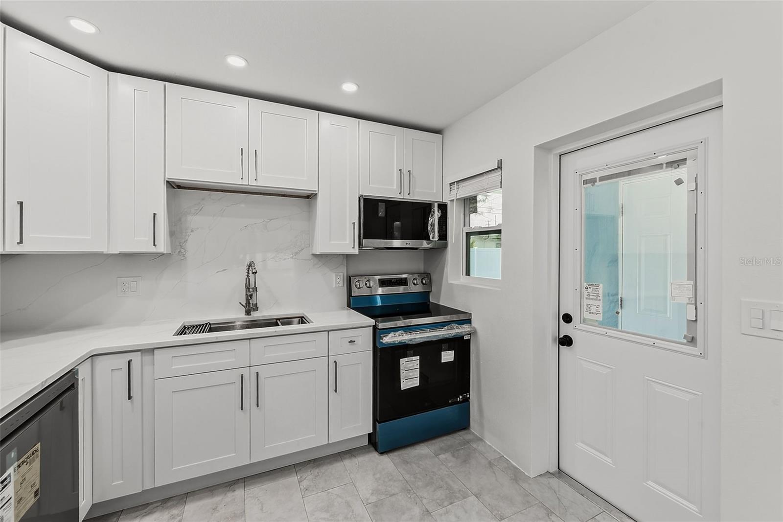 2425 BAYWOOD DR E — photo 16