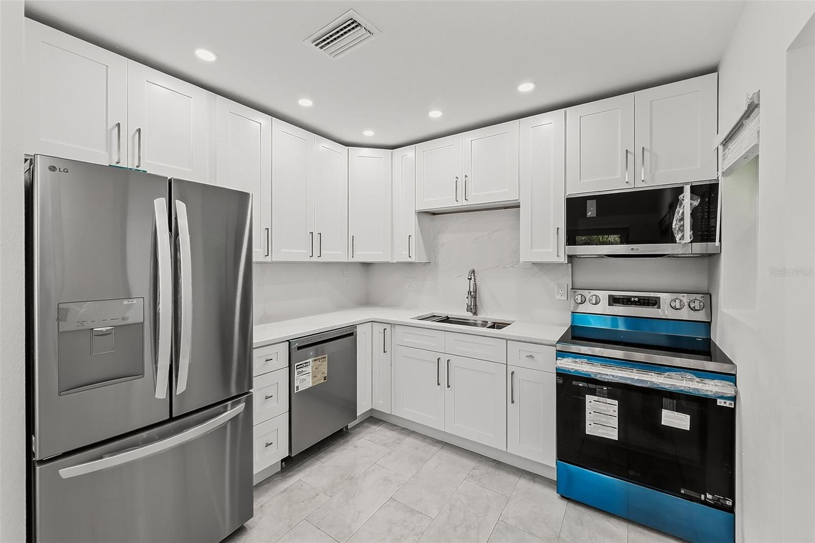 2425 BAYWOOD DR E — photo 15
