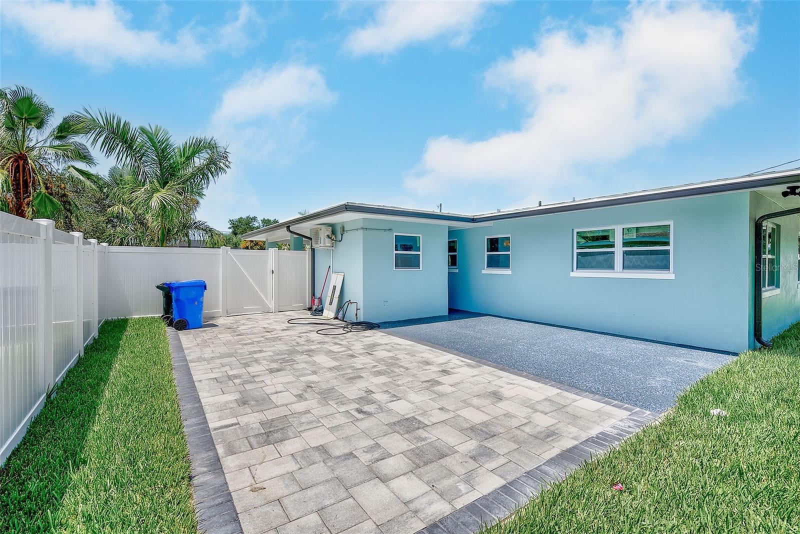 2425 BAYWOOD DR E — photo 32