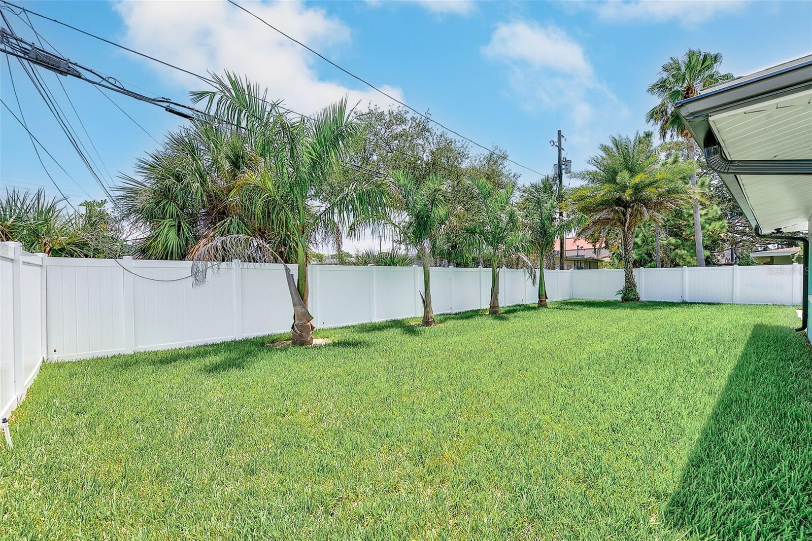 2425 BAYWOOD DR E — photo 36