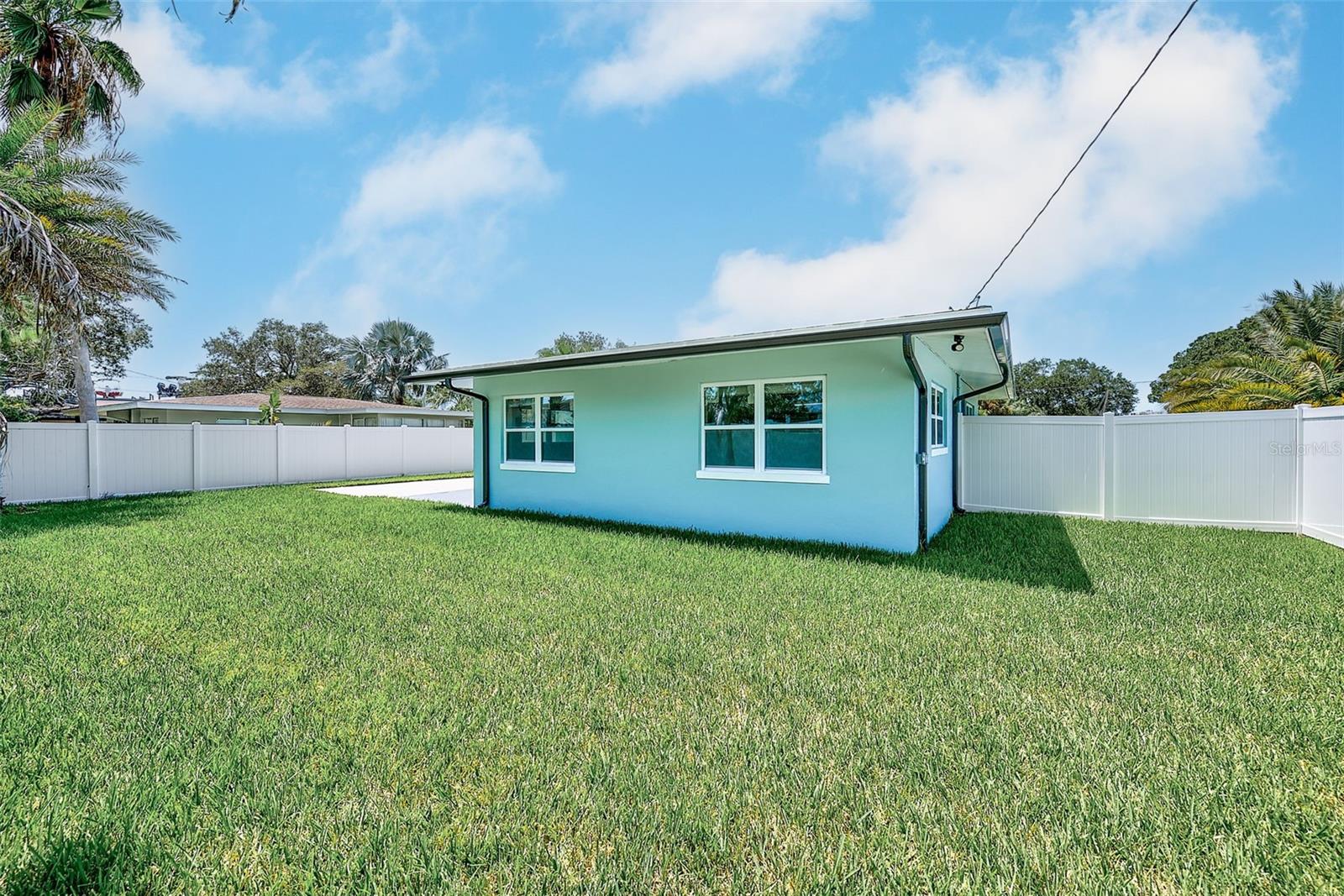 2425 BAYWOOD DR E — photo 35