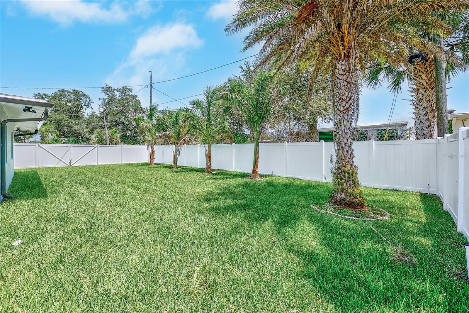 2425 BAYWOOD DR E — photo 33