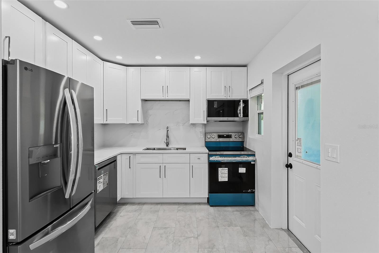 2425 BAYWOOD DR E — photo 14