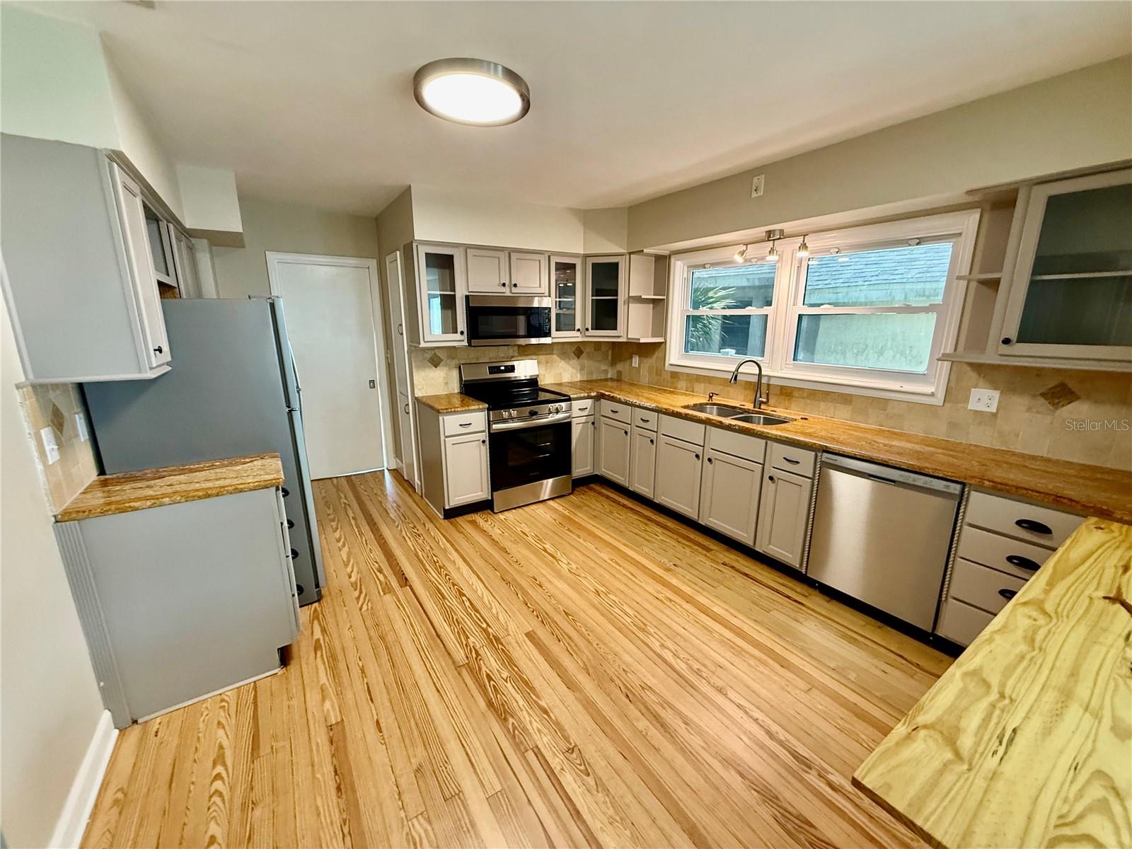 408 PRINCESS ST — photo 25