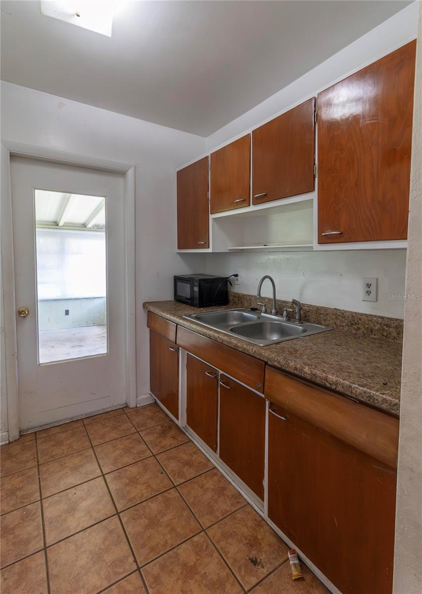 8338 BUMFORD AVE — photo 16