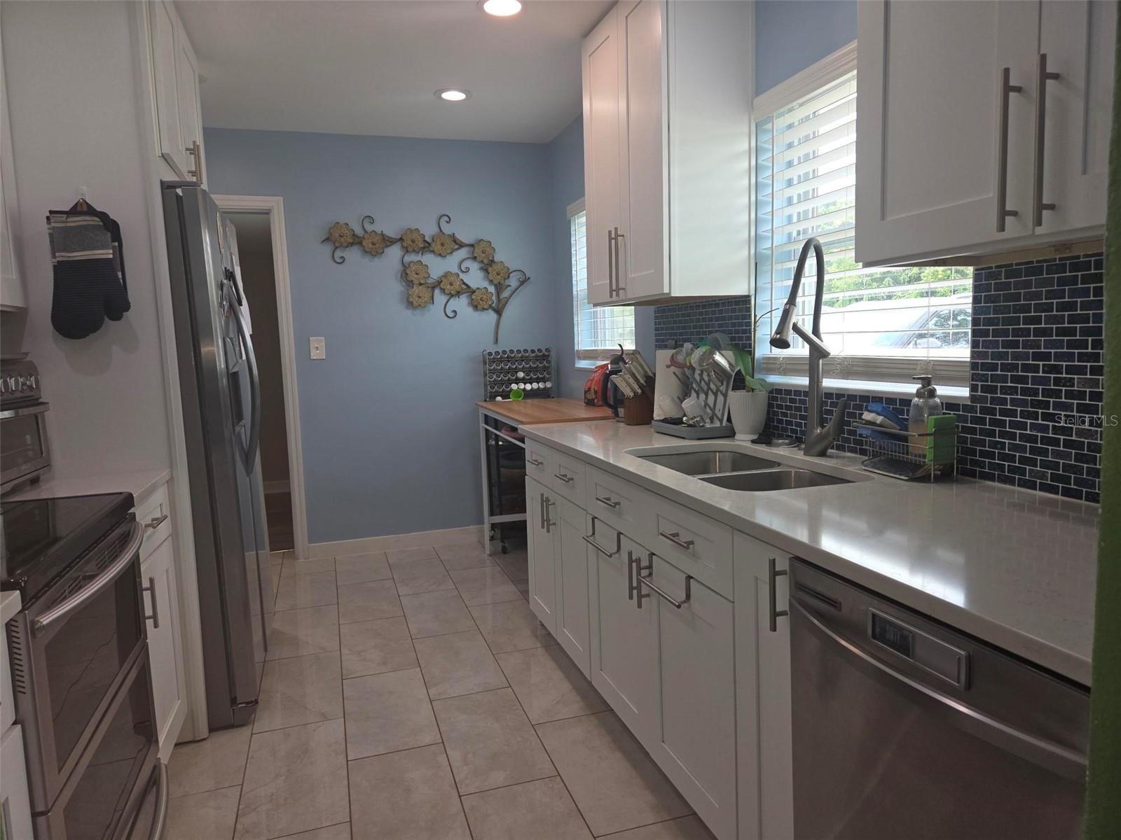 20 S SATURN AVE — photo 10