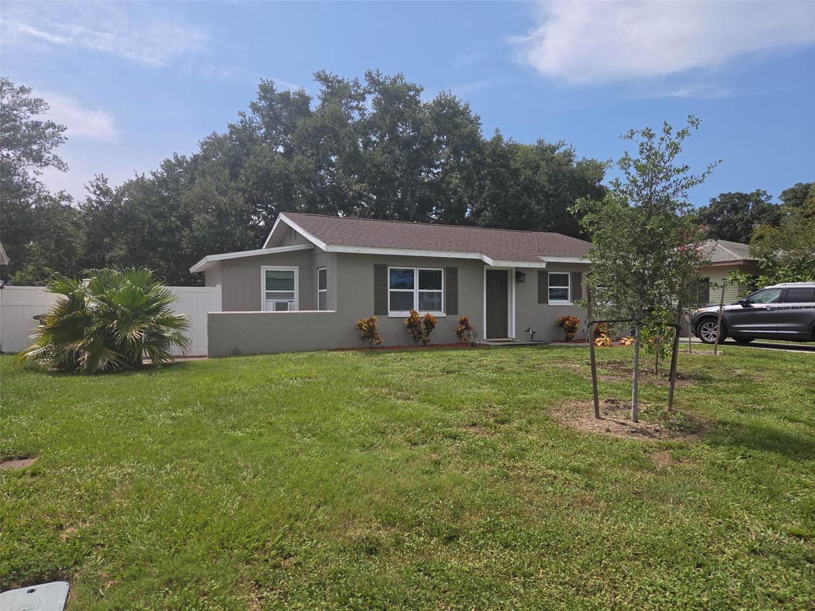 20 S SATURN AVE — photo 3