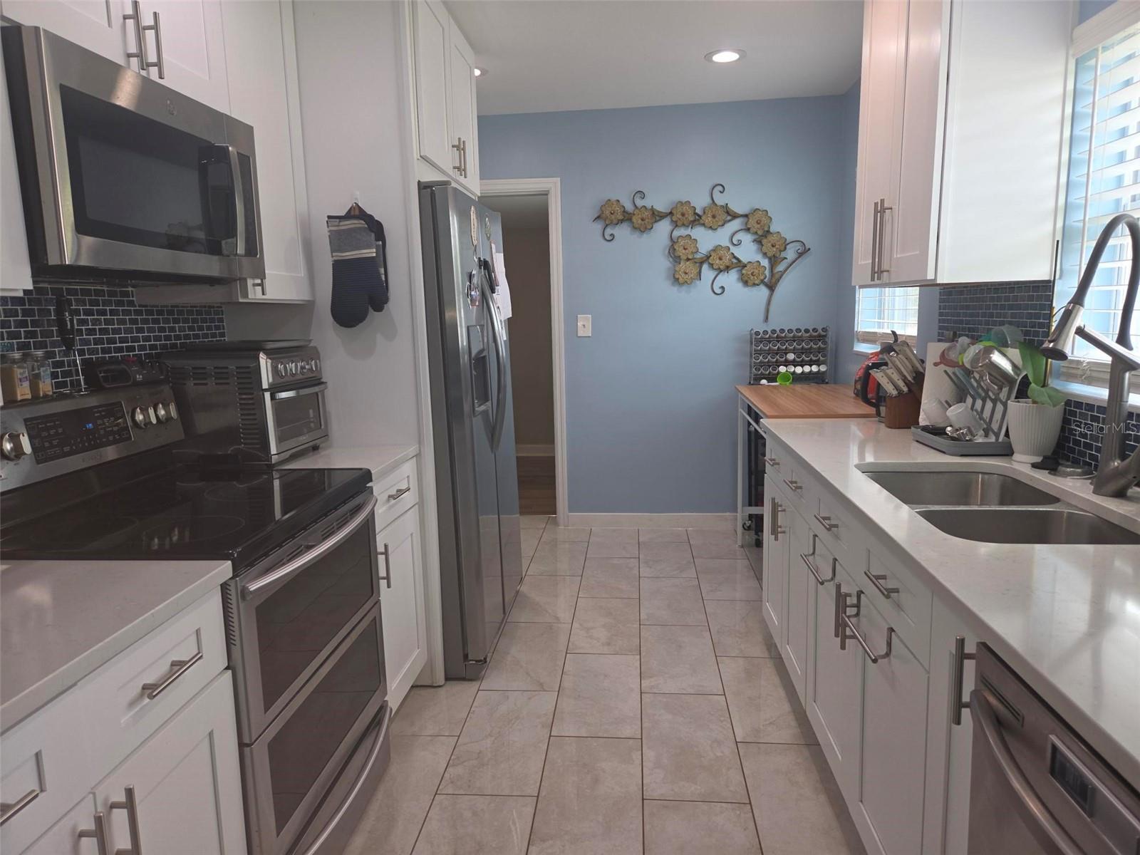 20 S SATURN AVE — photo 8