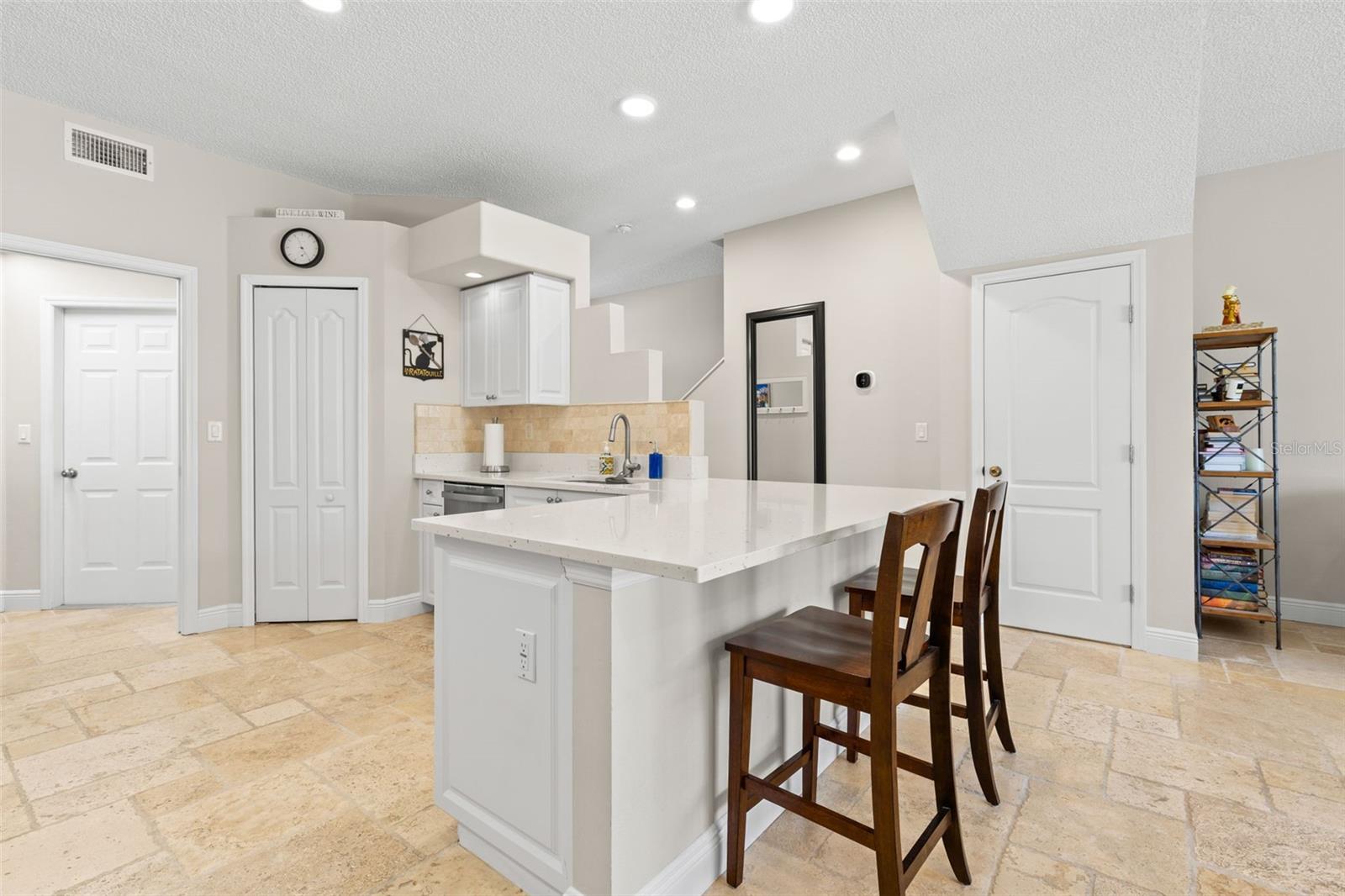 216 HEMINGWAY DR — photo 7