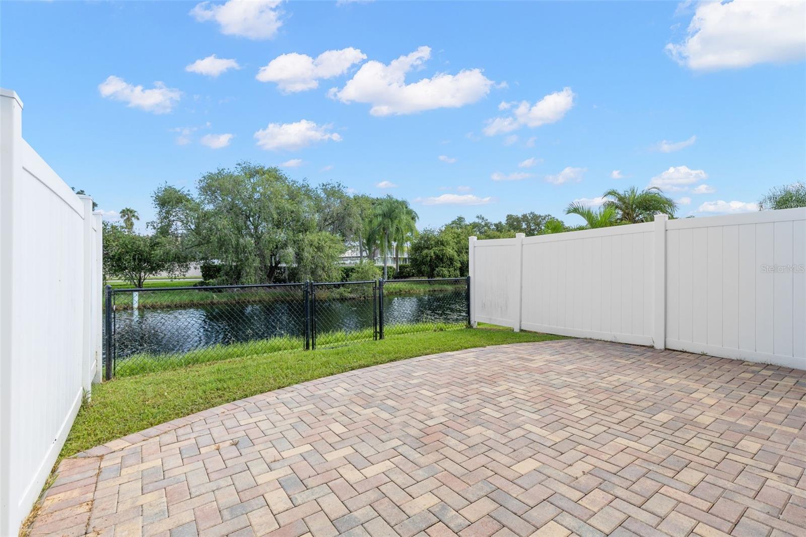 216 HEMINGWAY DR — photo 20