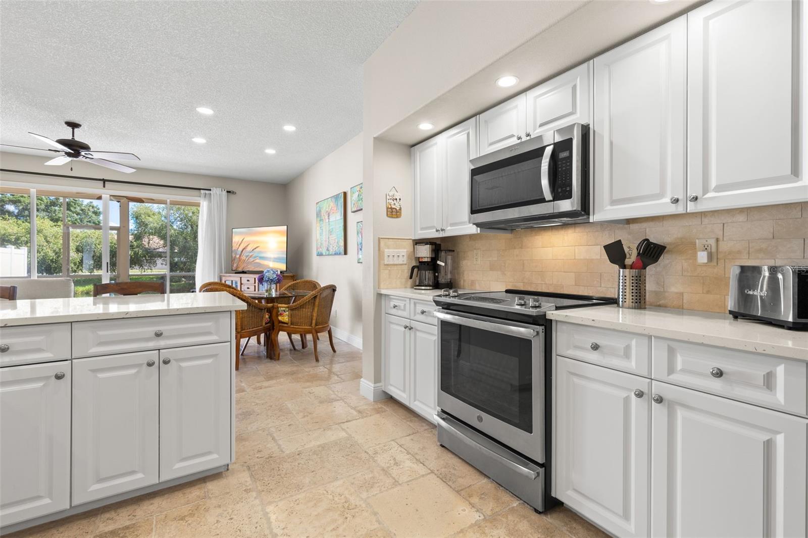 216 HEMINGWAY DR — photo 10