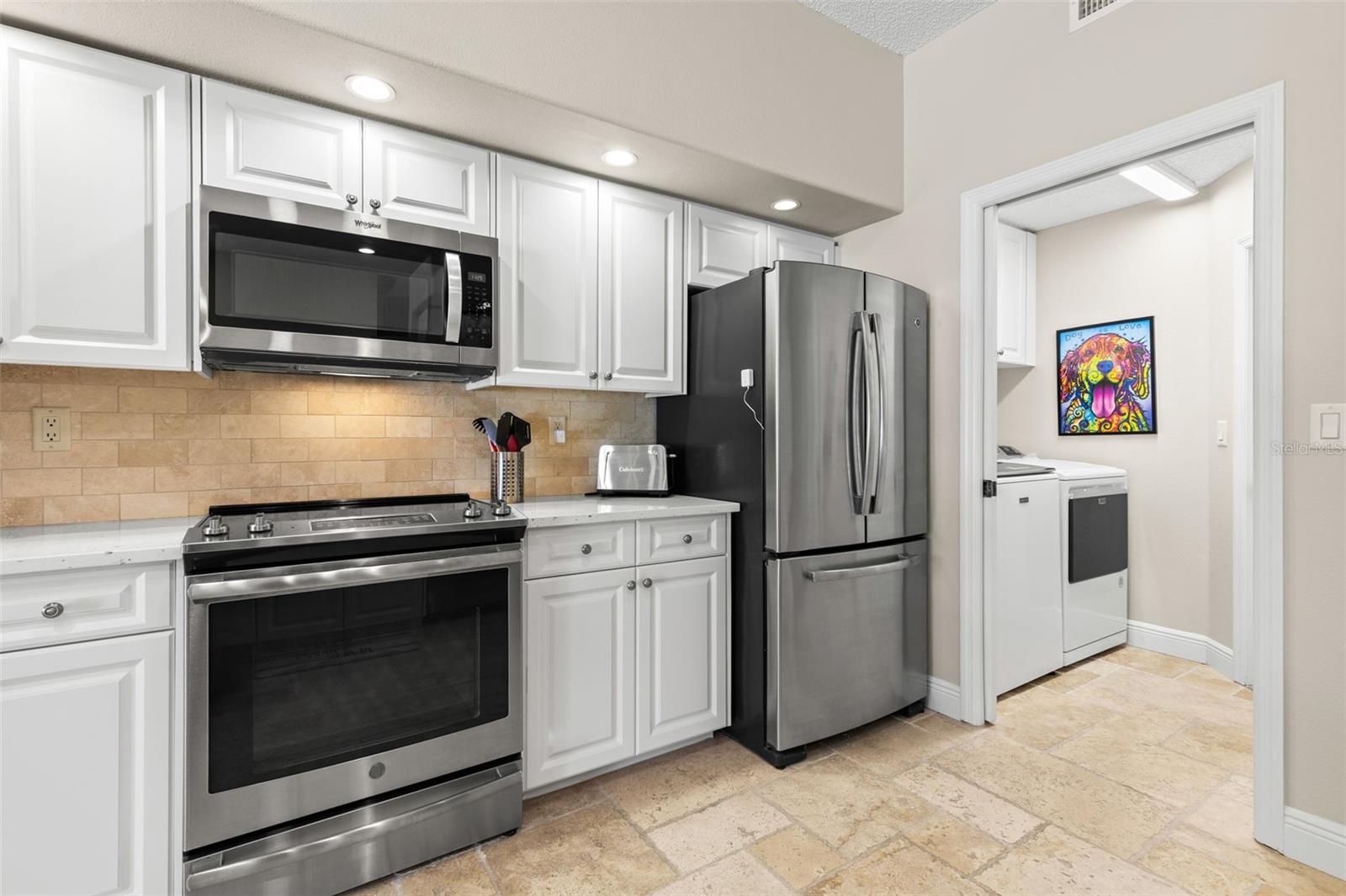 216 HEMINGWAY DR — photo 8