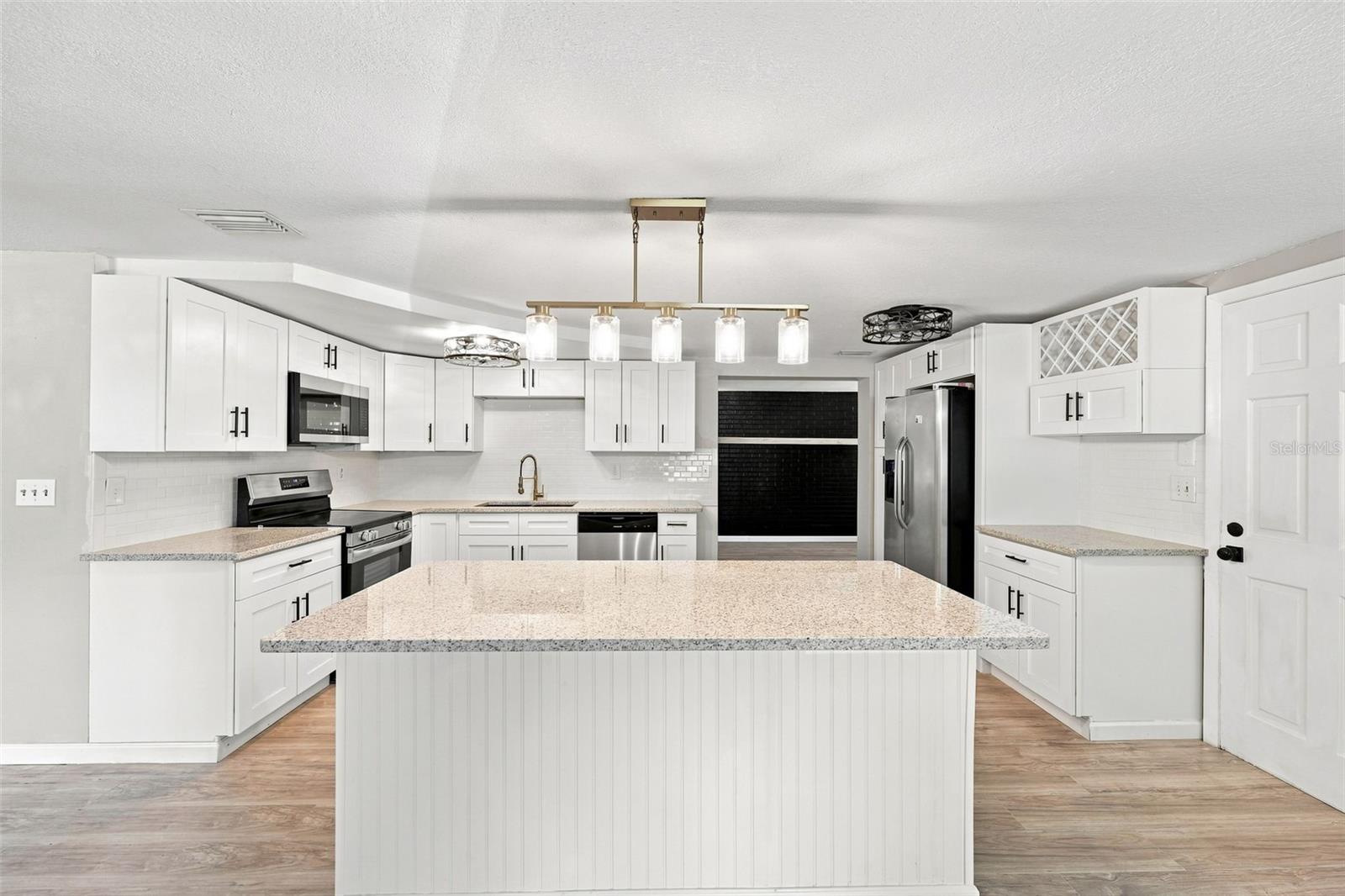 4025 STRATFIELD DR — photo 3