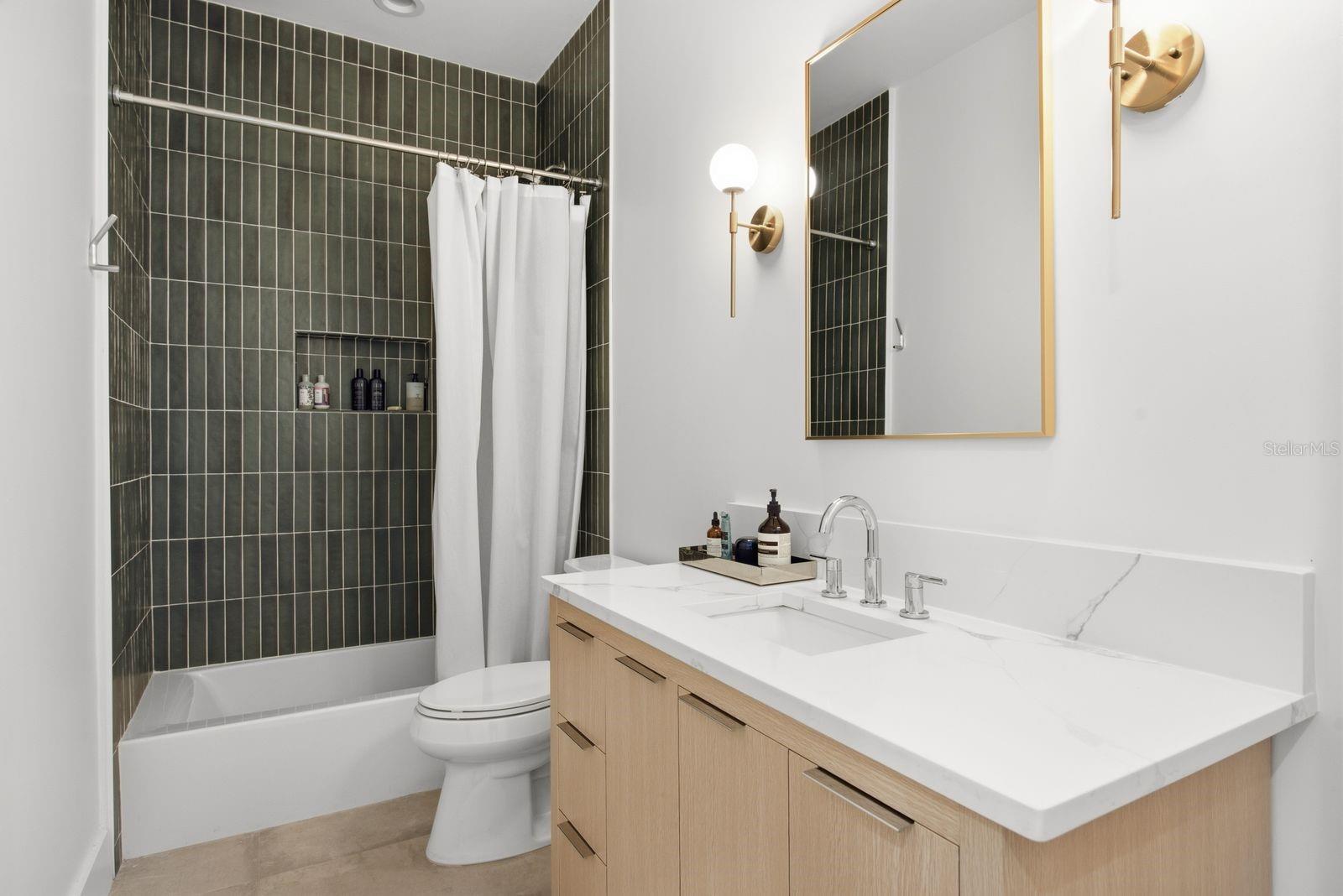 501 W WARREN AVE #2 — photo 31