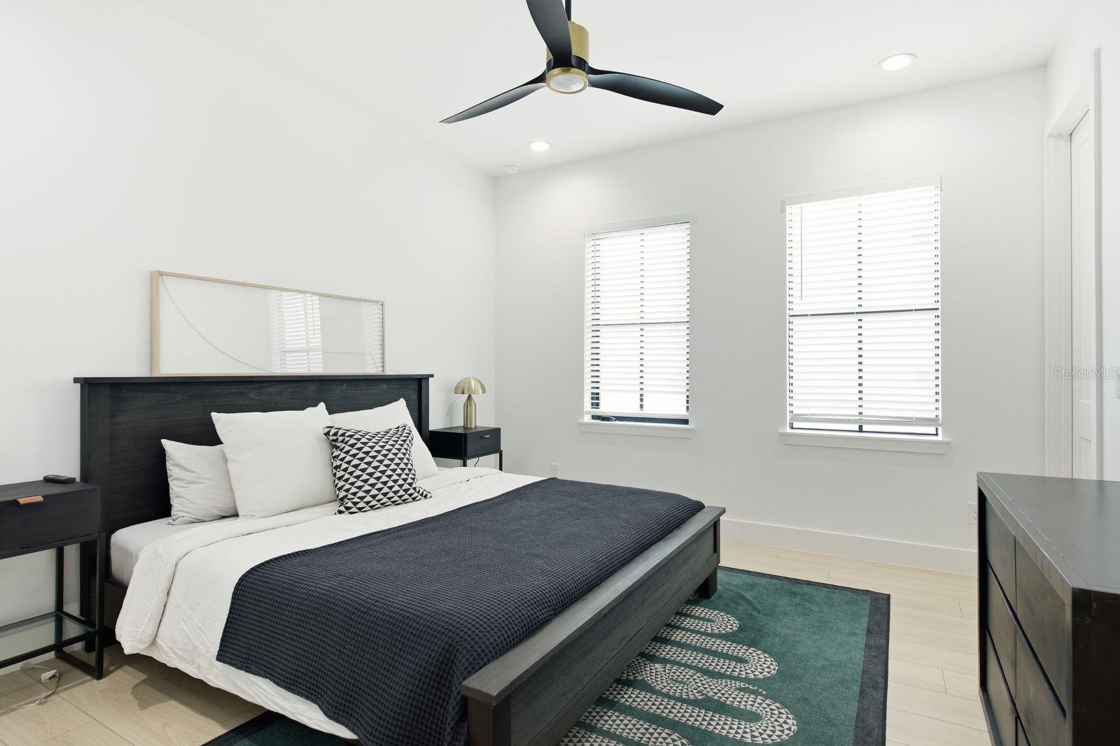 501 W WARREN AVE #2 — photo 32
