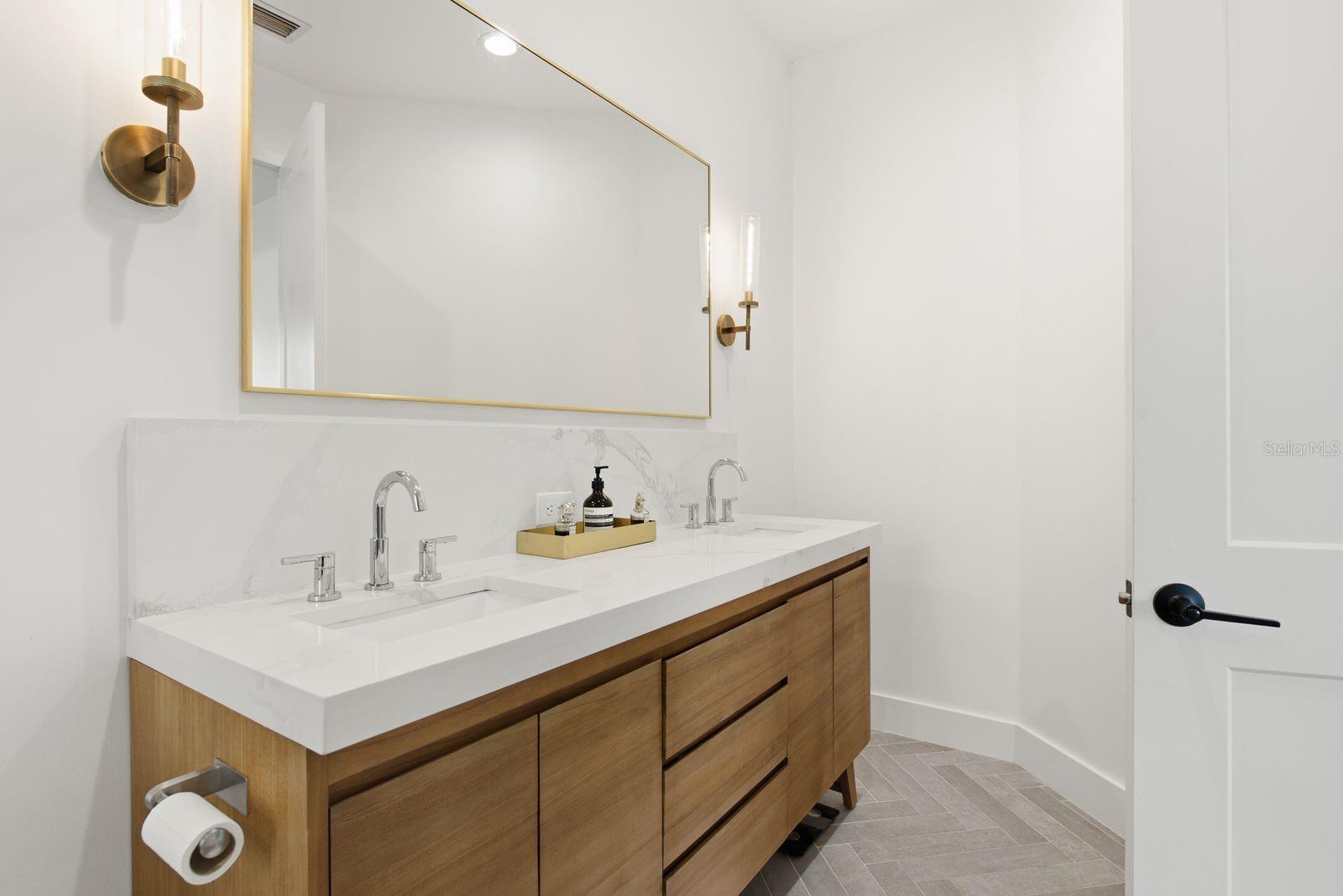 501 W WARREN AVE #2 — photo 25