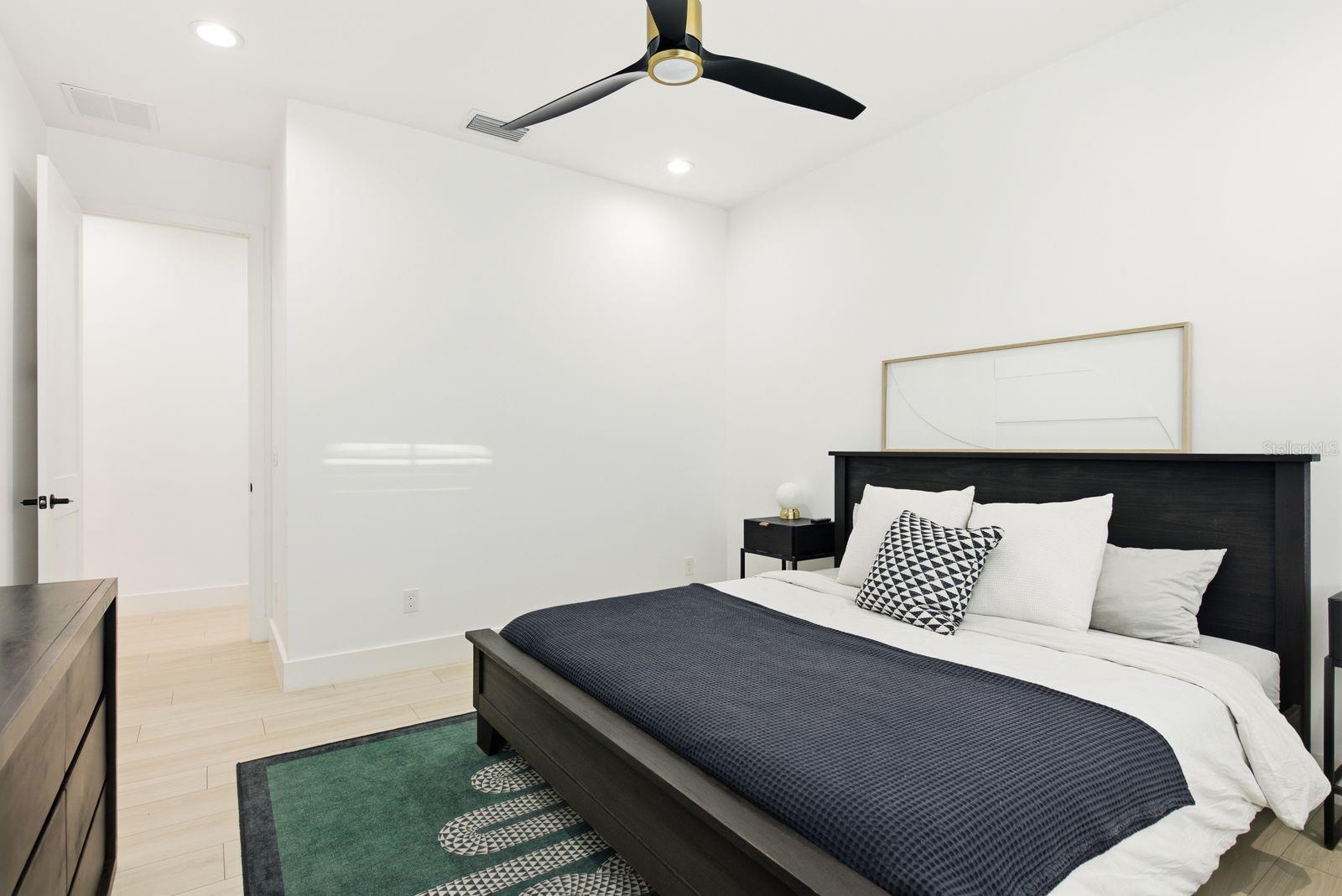 501 W WARREN AVE #2 — photo 33