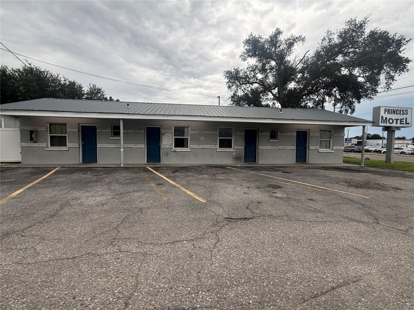 6435 W HILLSBOROUGH AVE — photo 3