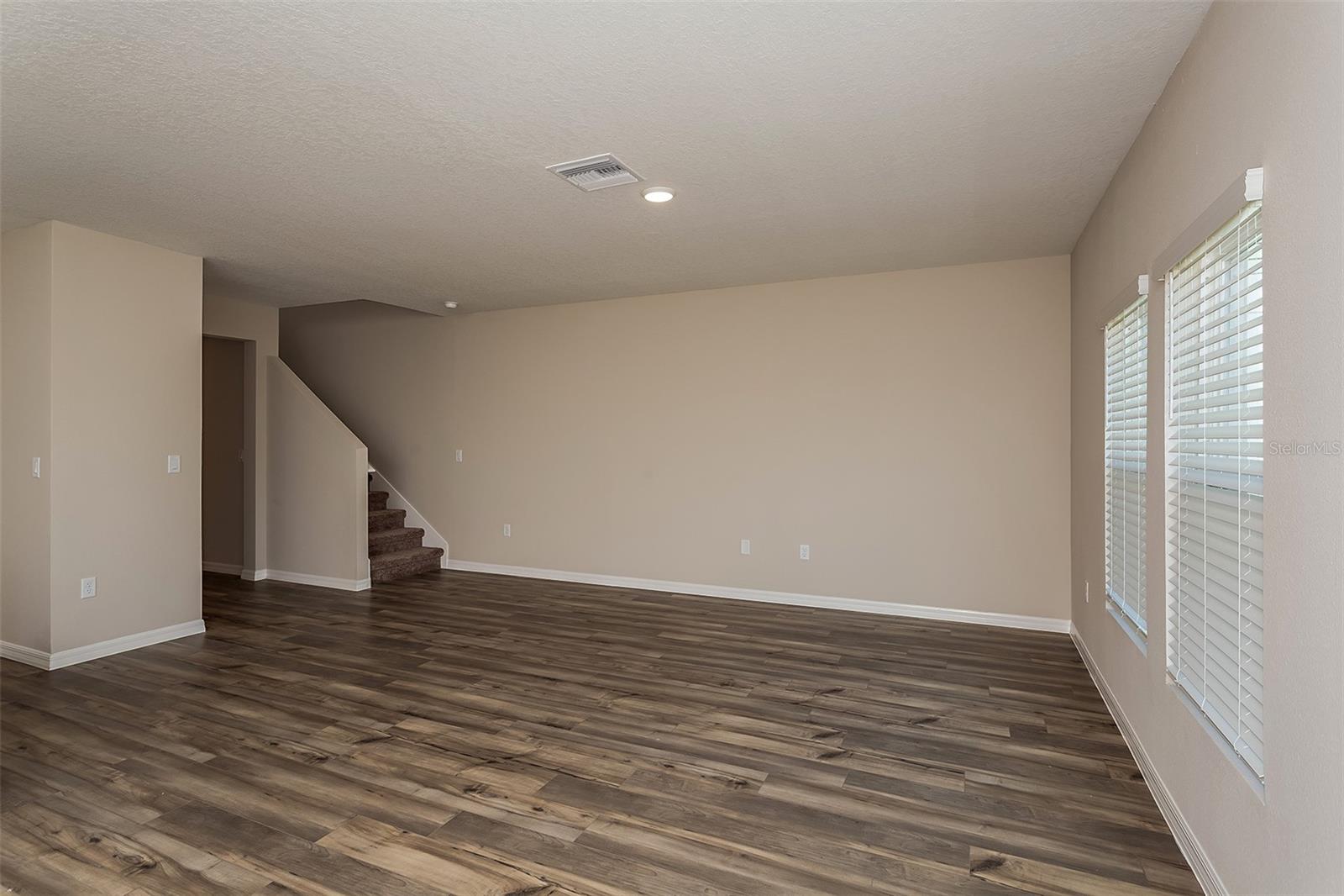2154 LAWSON WAY — photo 3