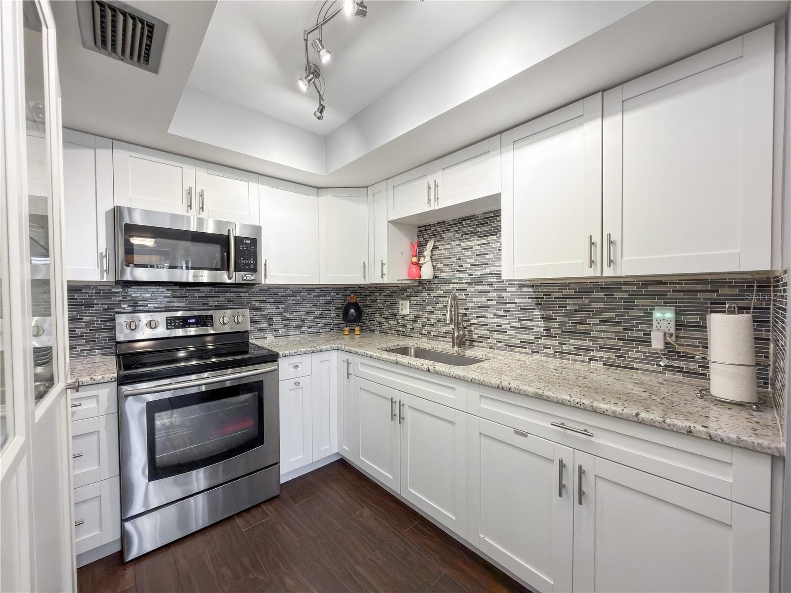 8100 DR MARTIN LUTHER KING JR ST N #202 — photo 7