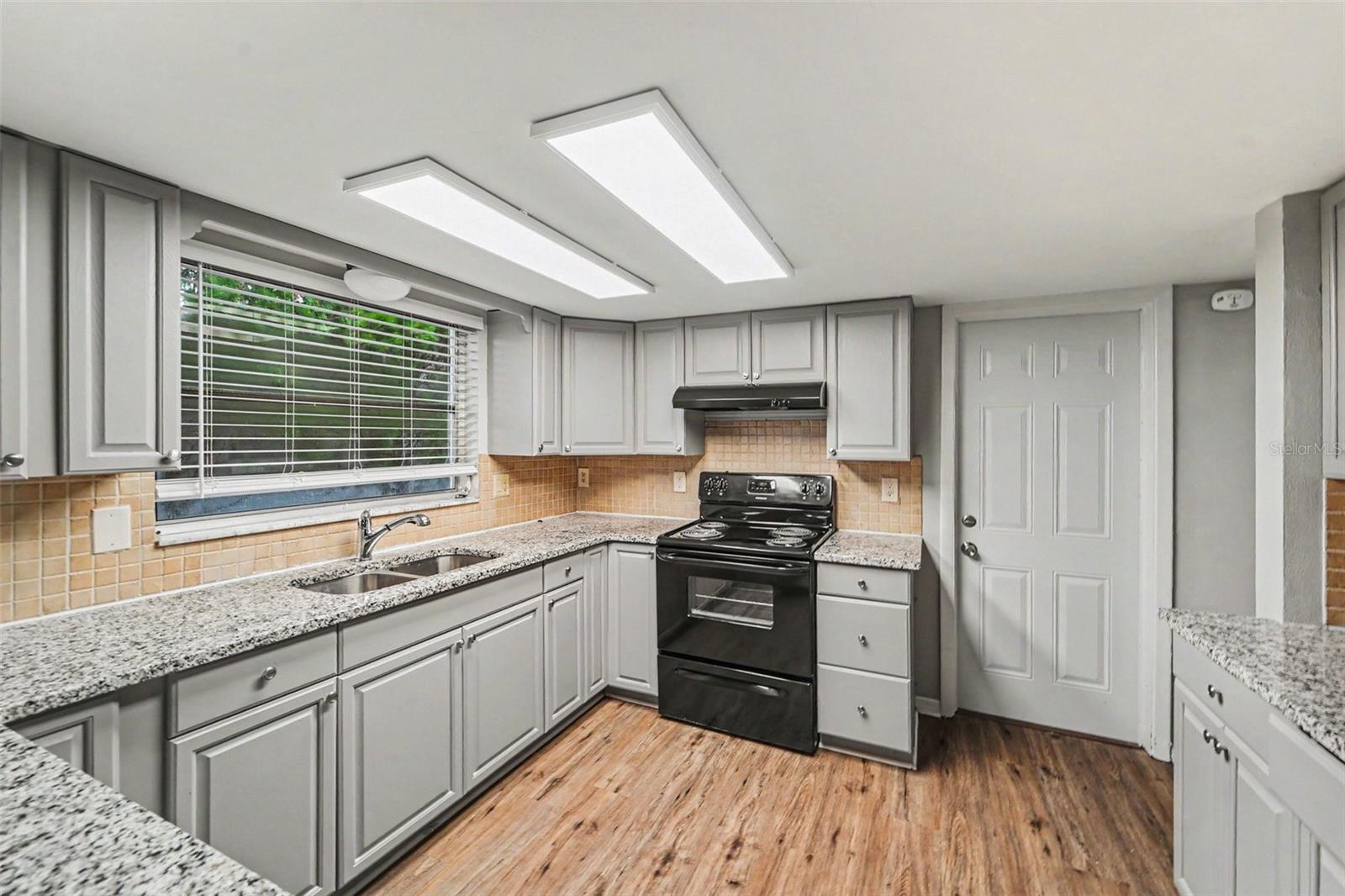 9540 RAINBOW LN — photo 8