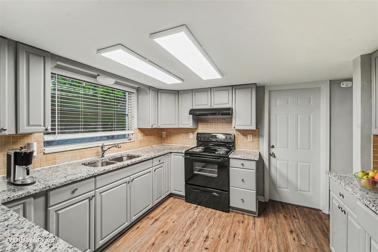 9540 RAINBOW LN — photo 4
