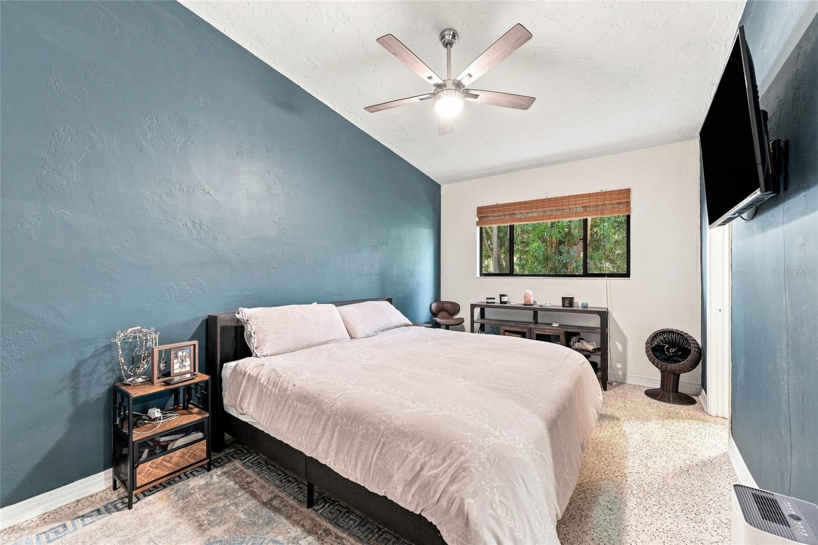 809 E RIVER DR — photo 17
