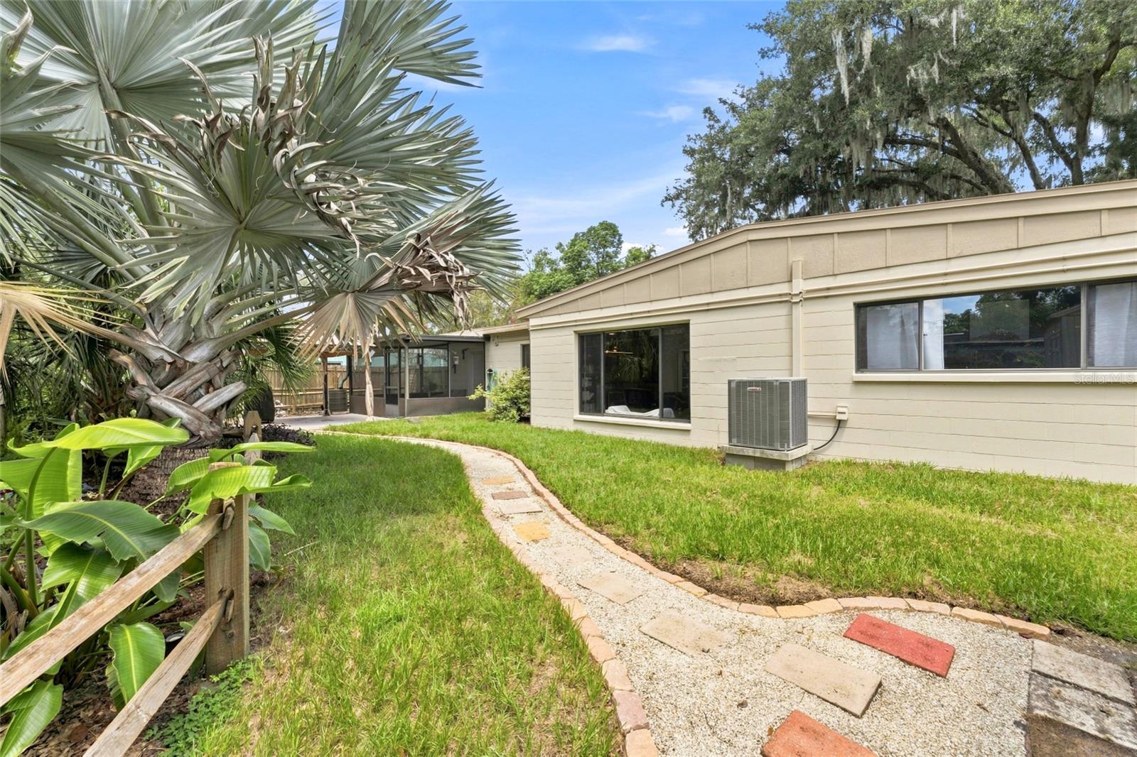 809 E RIVER DR — photo 43