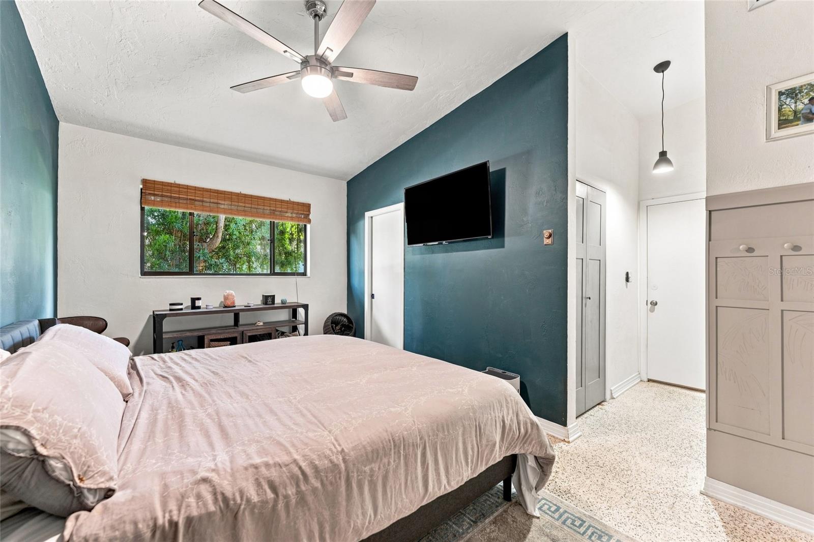 809 E RIVER DR — photo 19