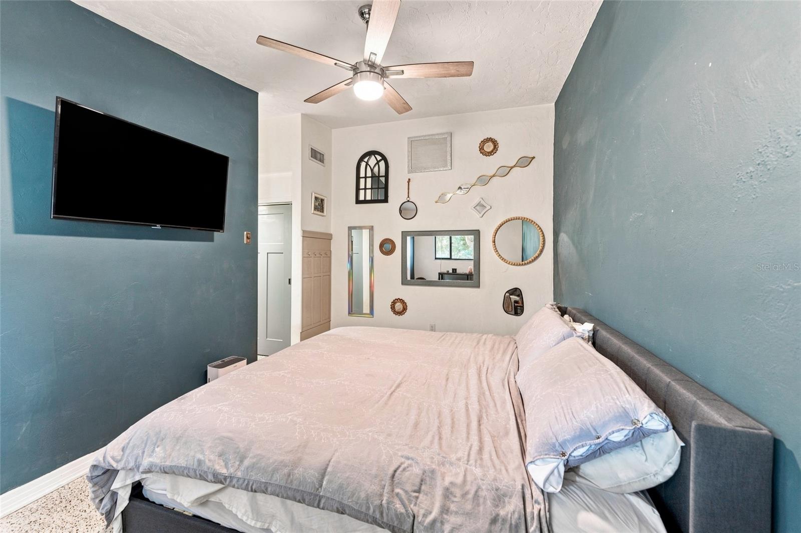 809 E RIVER DR — photo 18