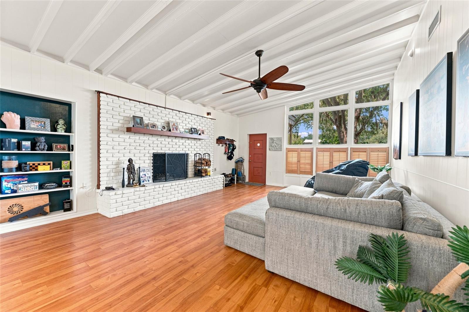 809 E RIVER DR — photo 3