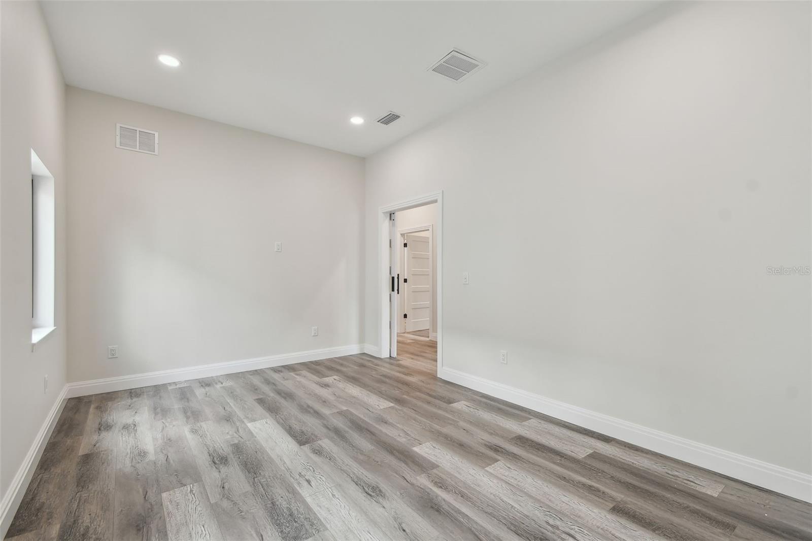1045 JESSE AVE — photo 13