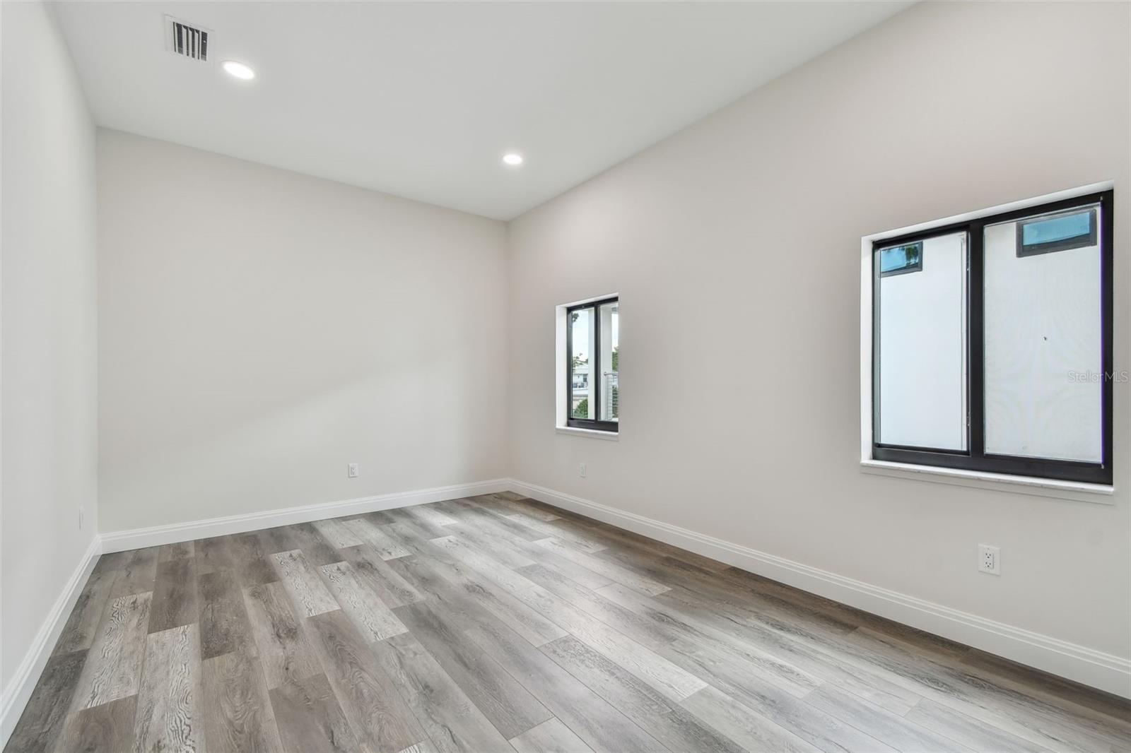 1045 JESSE AVE — photo 12