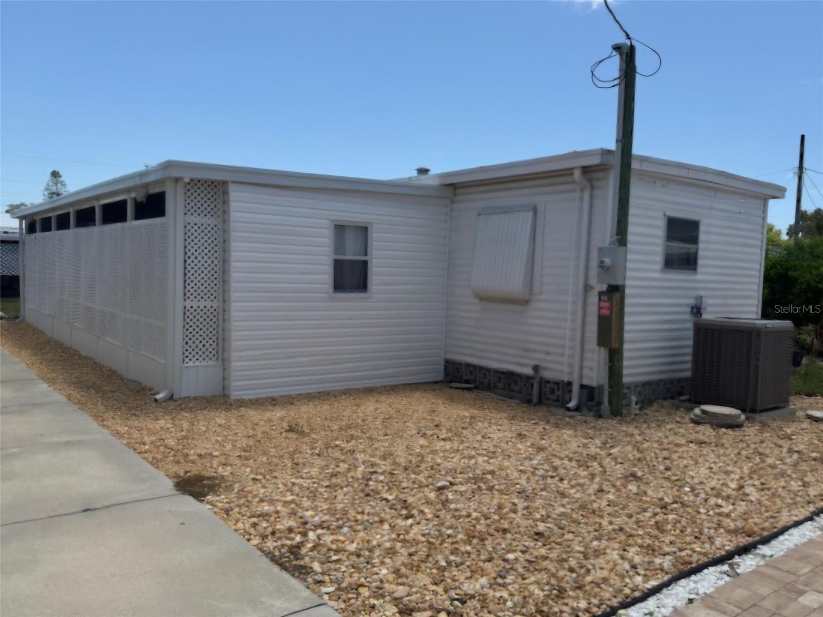 251 SOUTHWINDS DR — photo 32