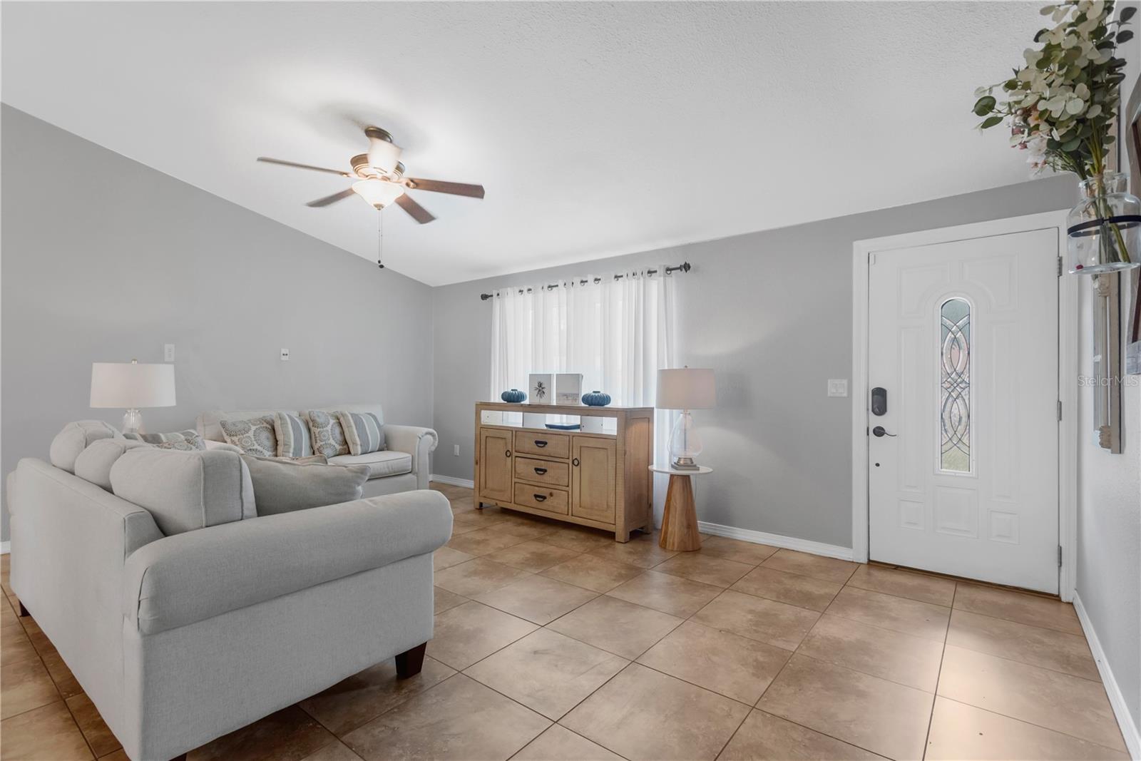819 JACARANDA DR — photo 3