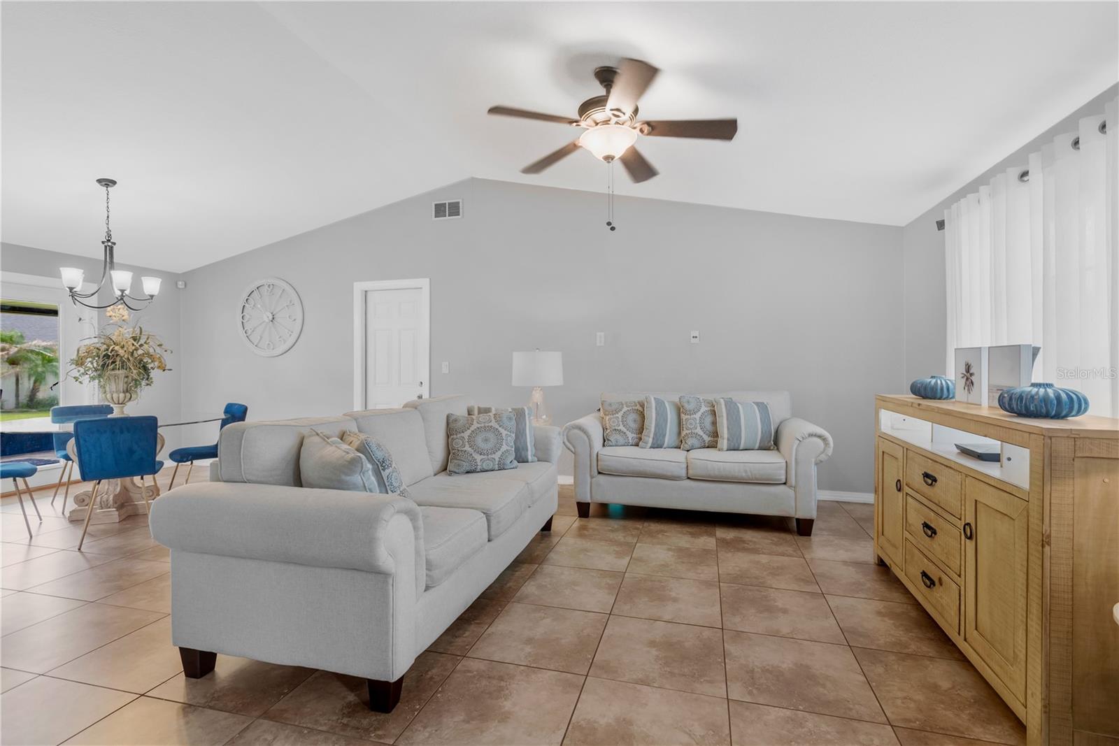 819 JACARANDA DR — photo 4