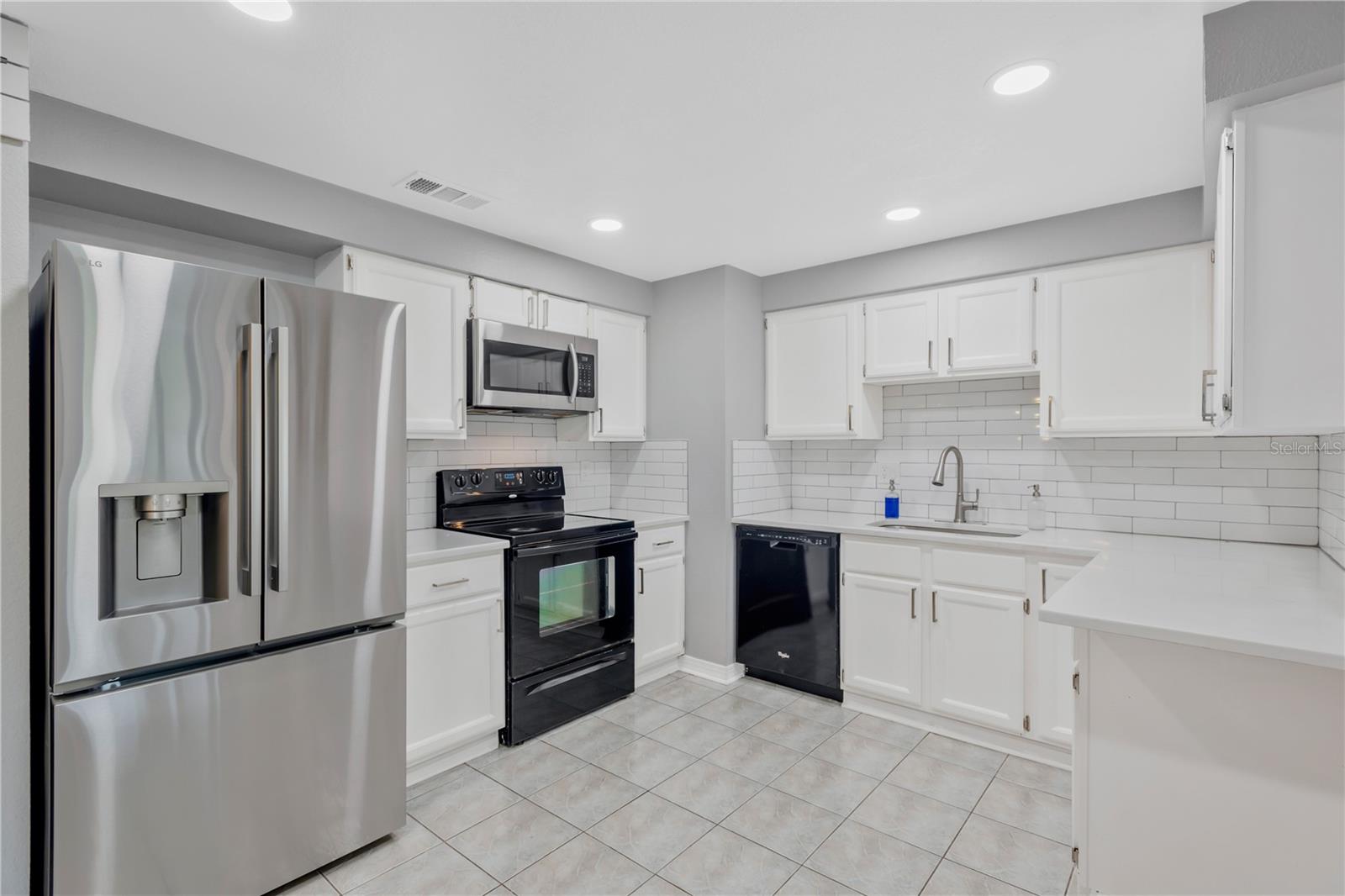 819 JACARANDA DR — photo 9